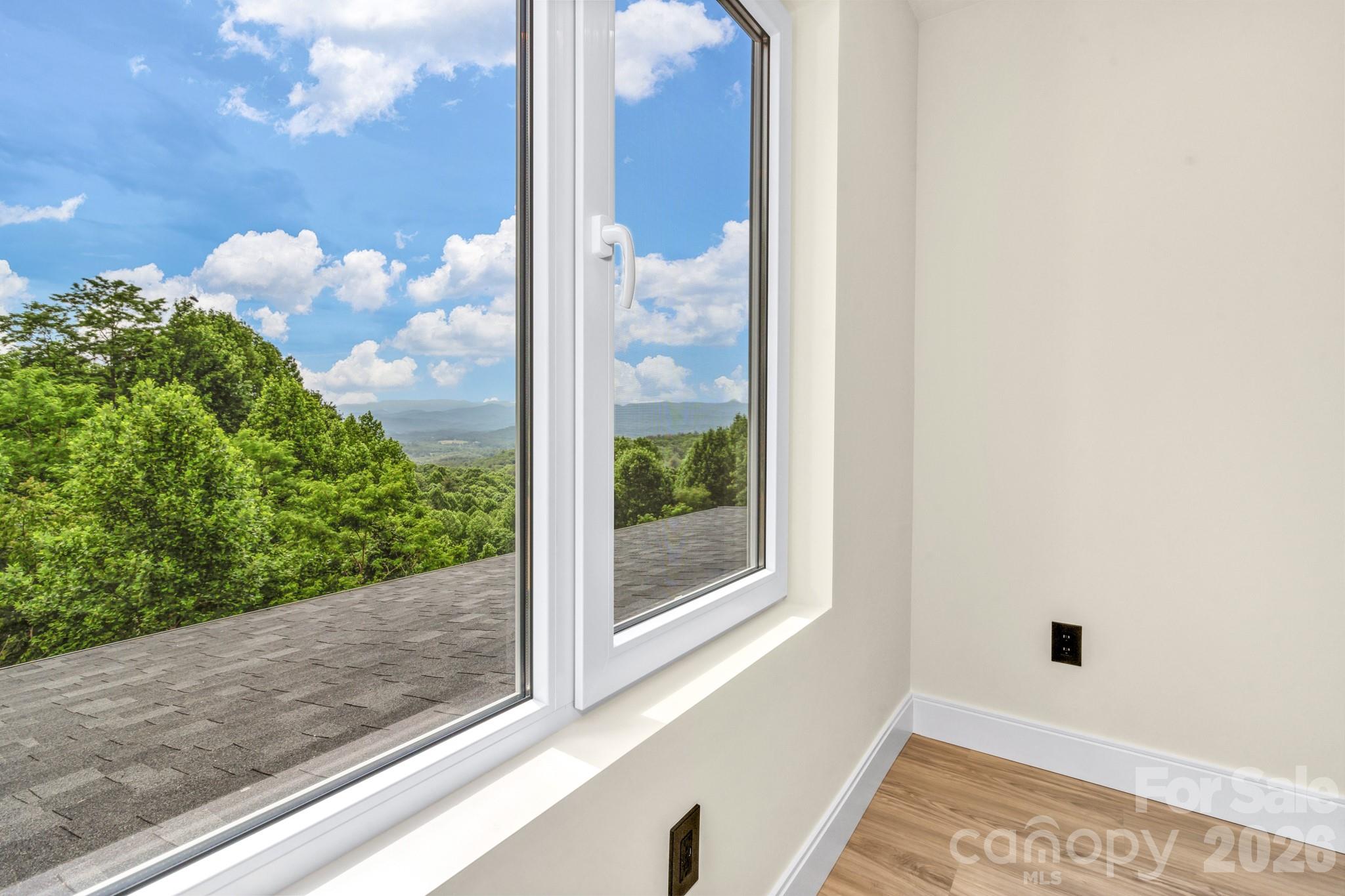 221 Coopers Drive — Hendersonville