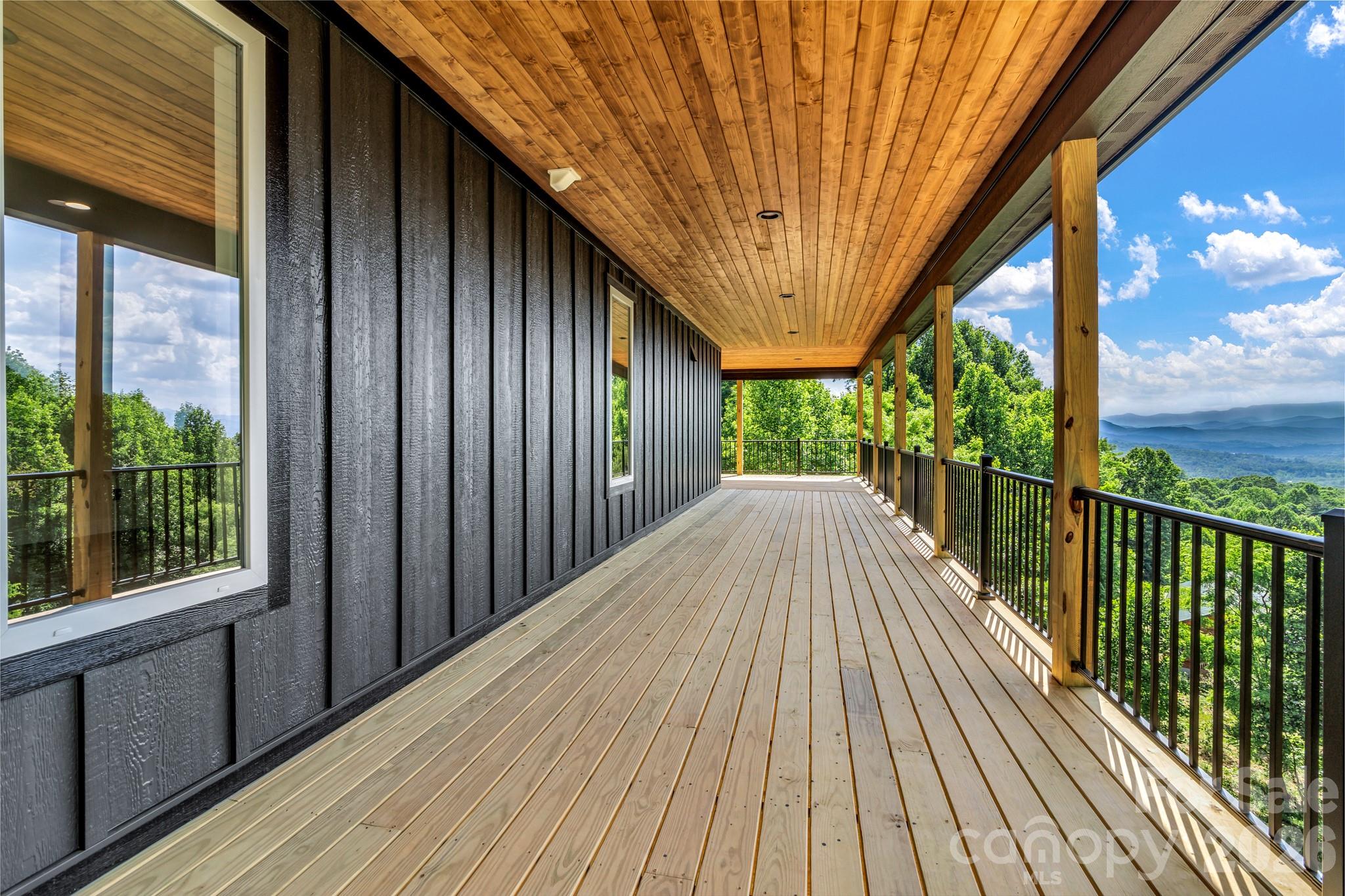 221 Coopers Drive — Hendersonville