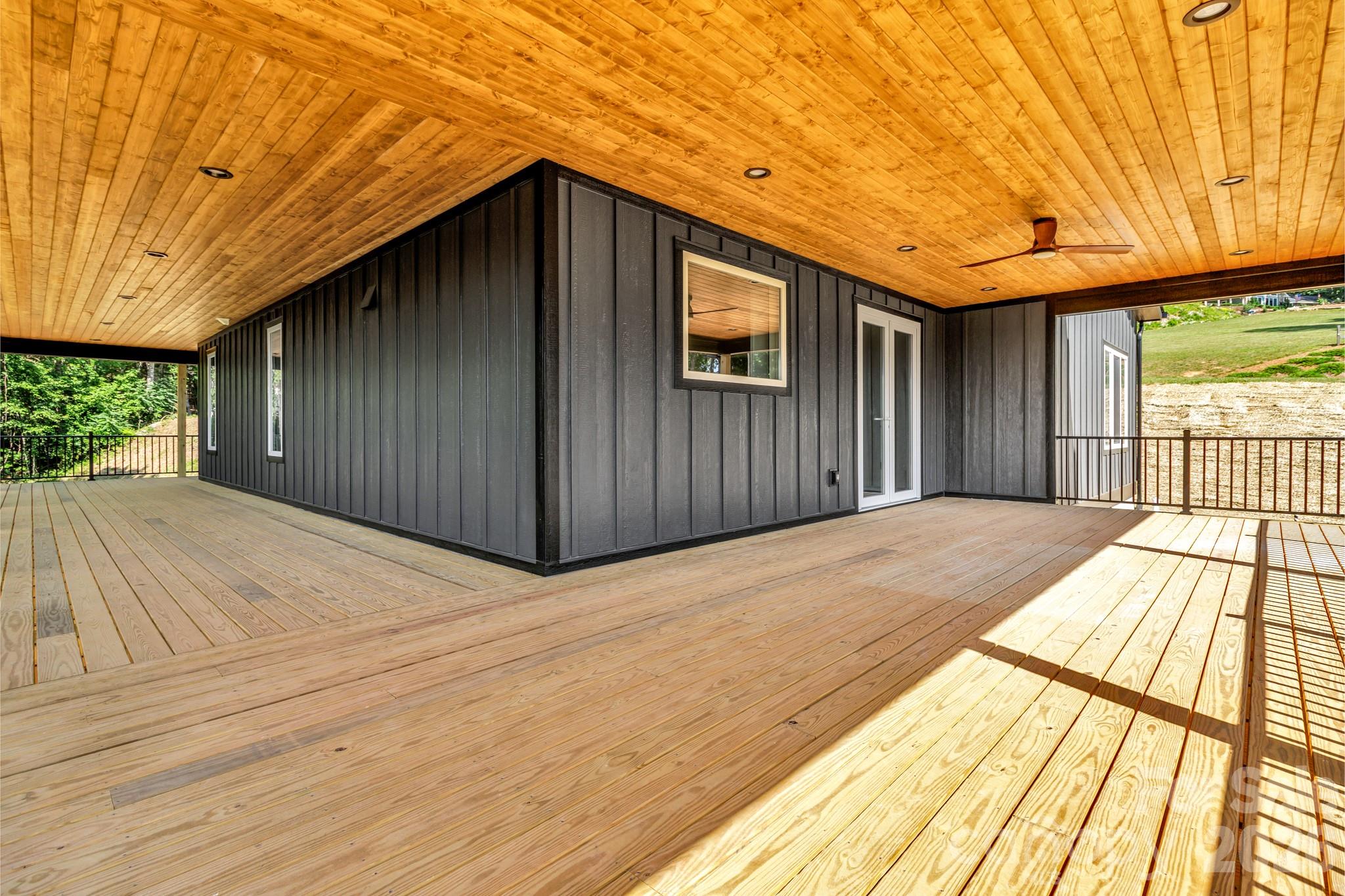221 Coopers Drive — Hendersonville