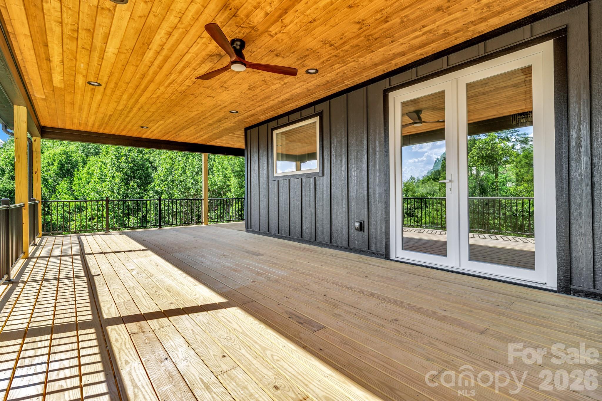 221 Coopers Drive — Hendersonville
