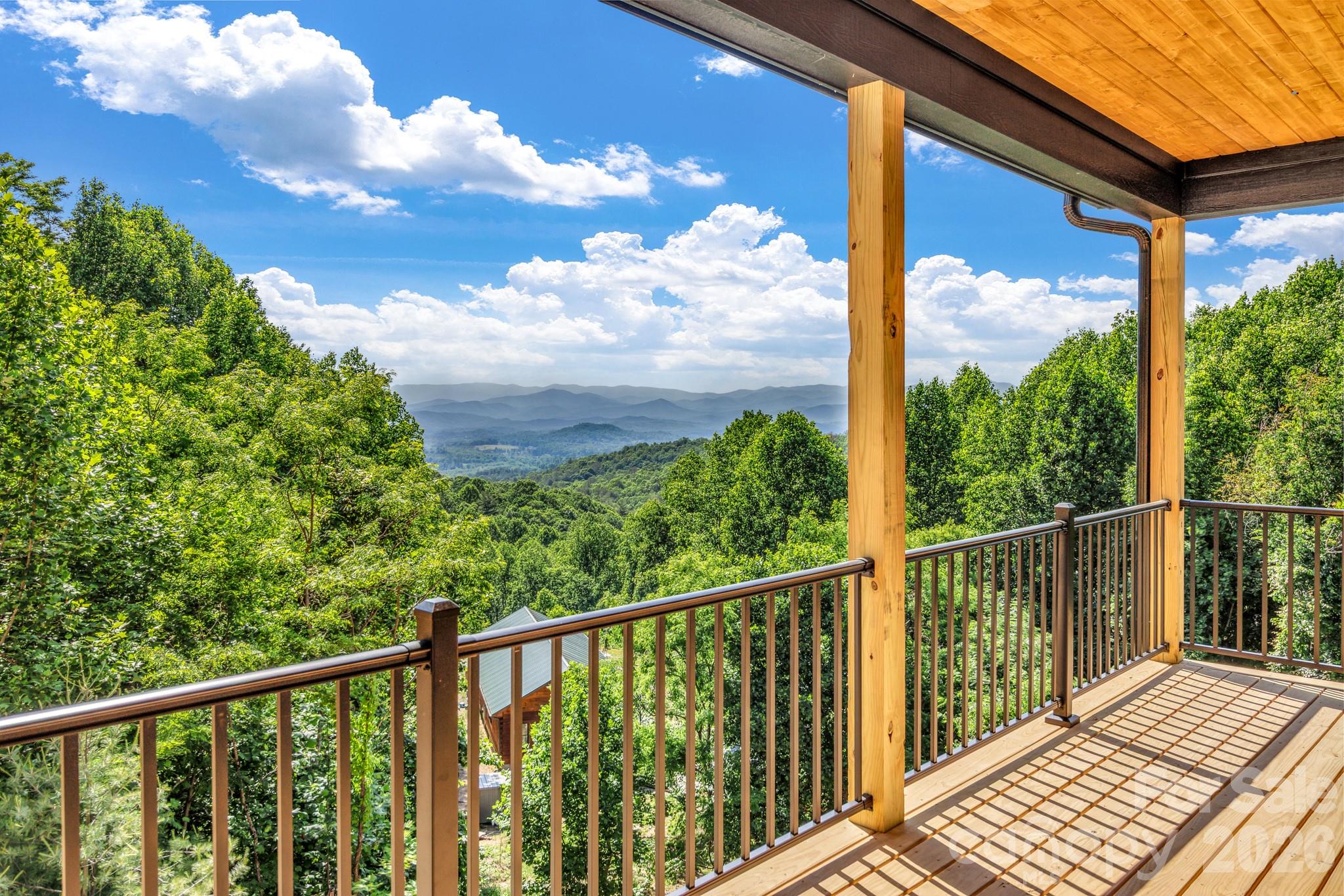 221 Coopers Drive — Hendersonville