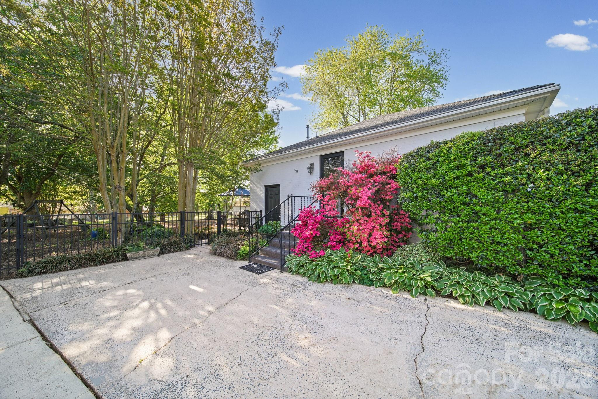 13539 Four Oaks Lane — Matthews