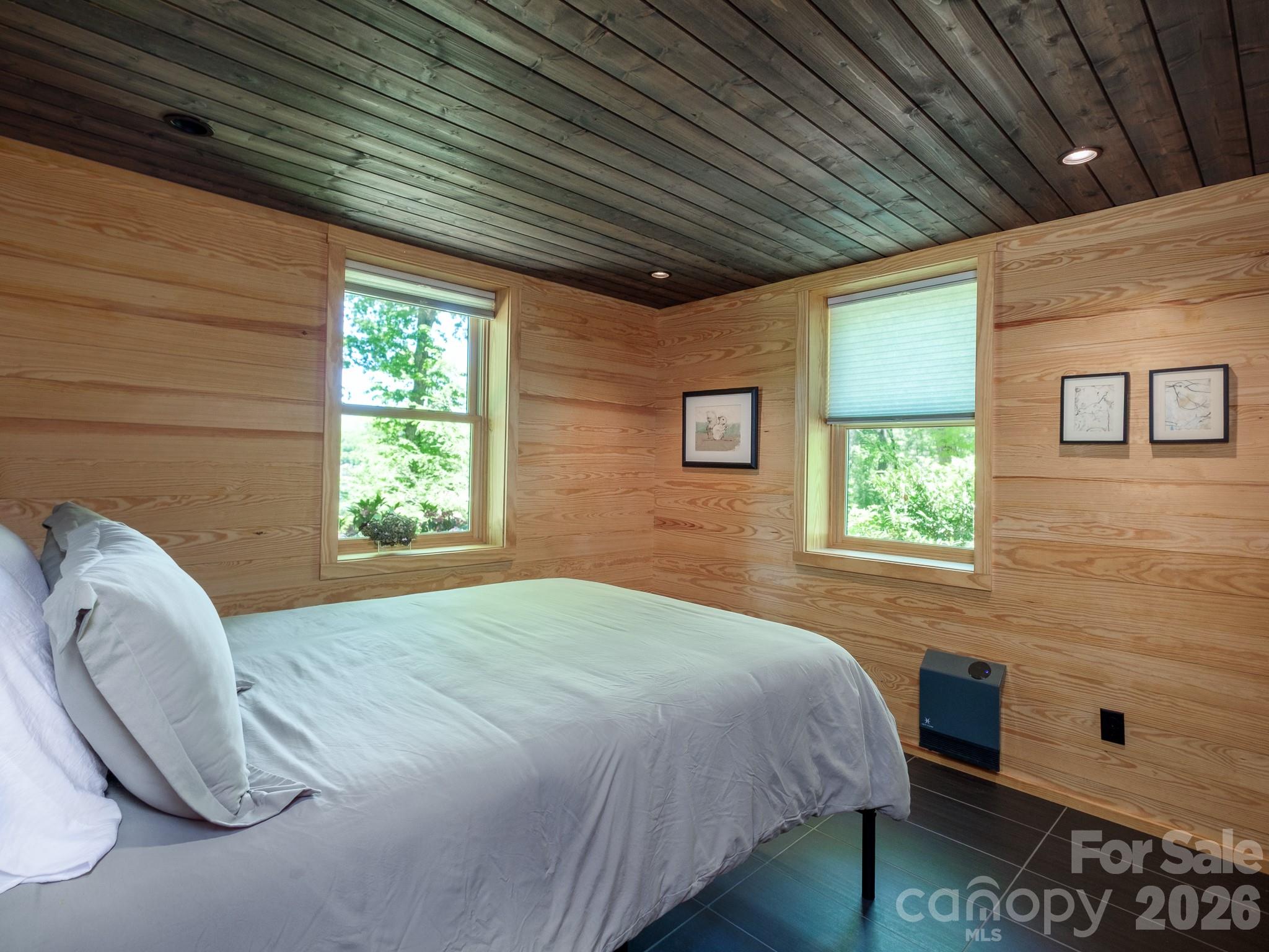 212 SE Shore Drive — Lake Toxaway
