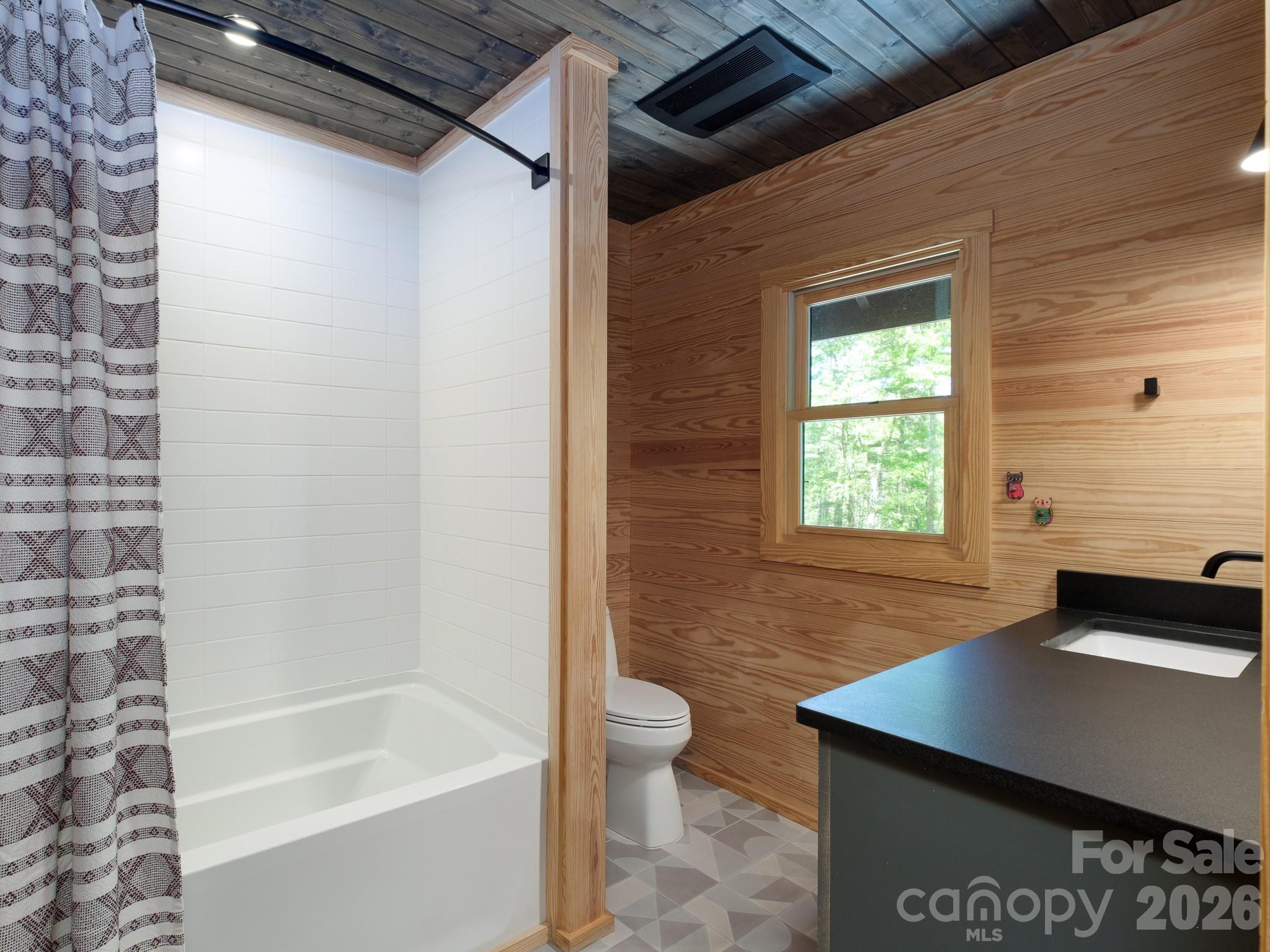 212 SE Shore Drive — Lake Toxaway