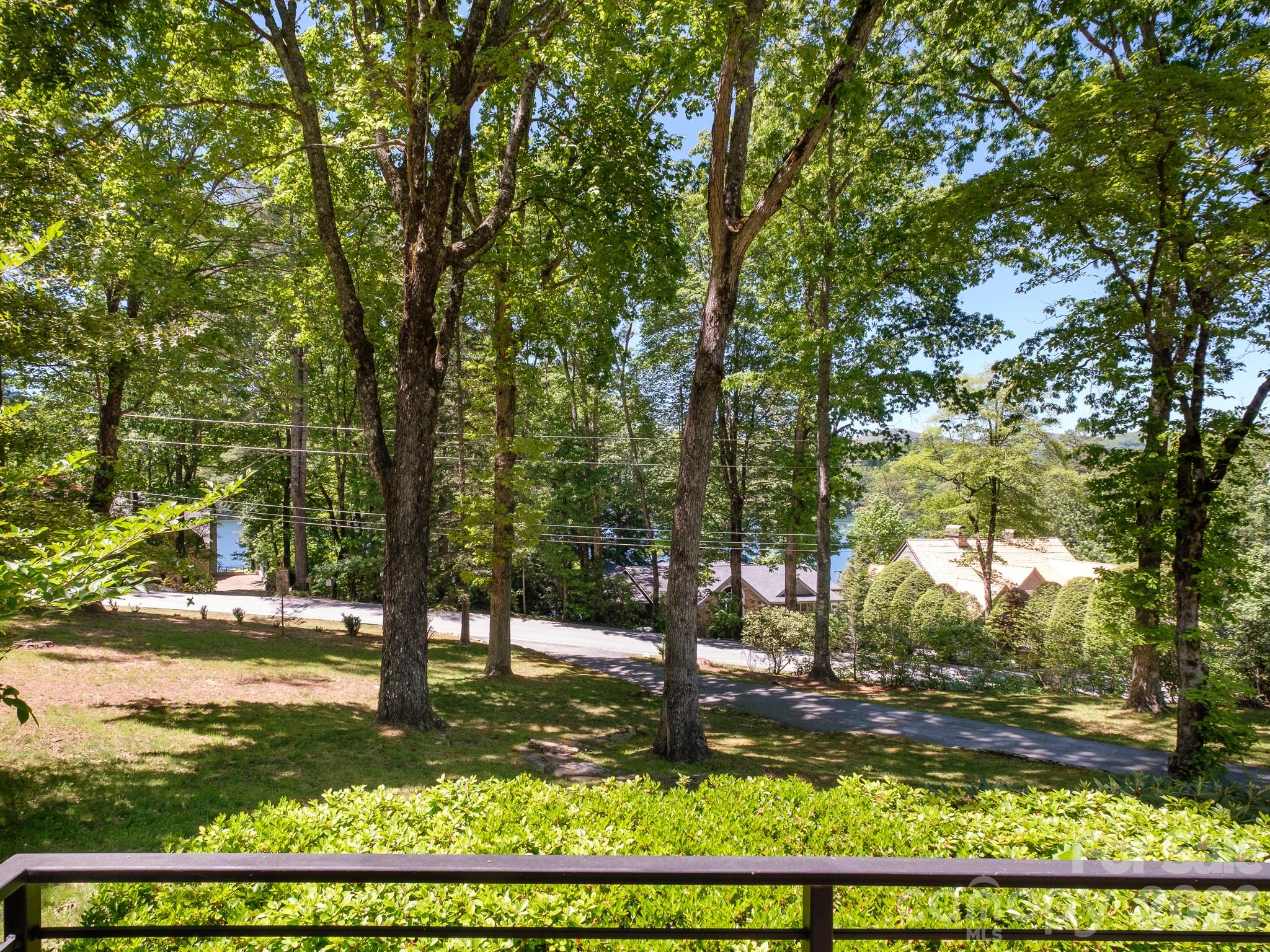 212 SE Shore Drive — Lake Toxaway