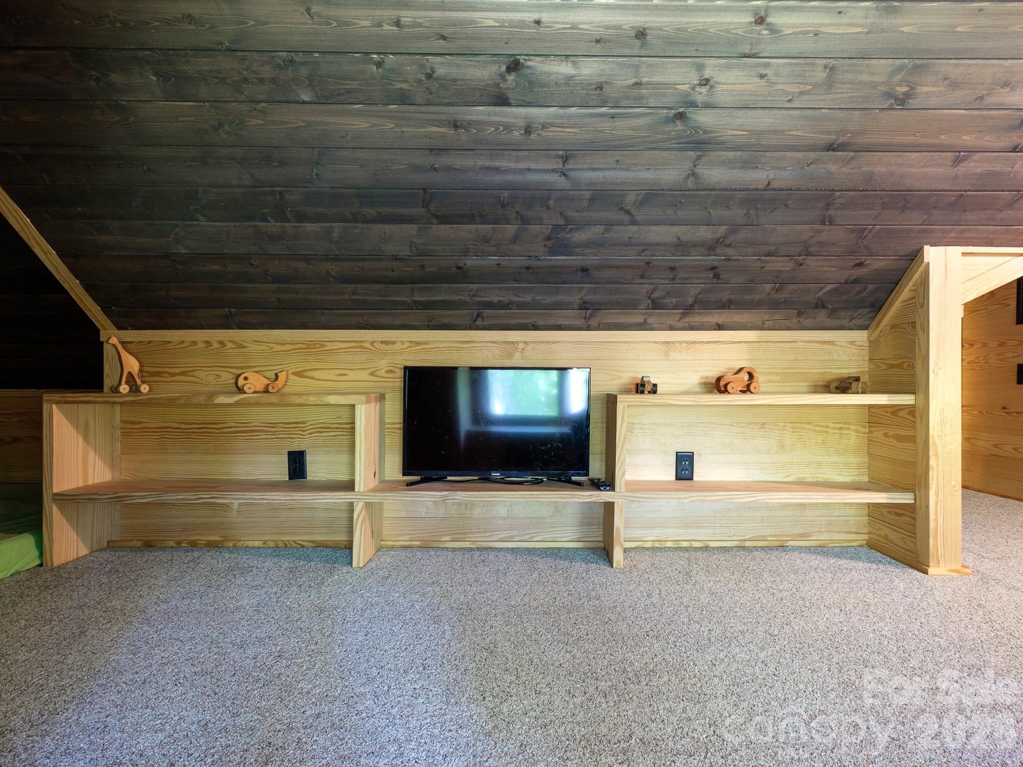 212 SE Shore Drive — Lake Toxaway