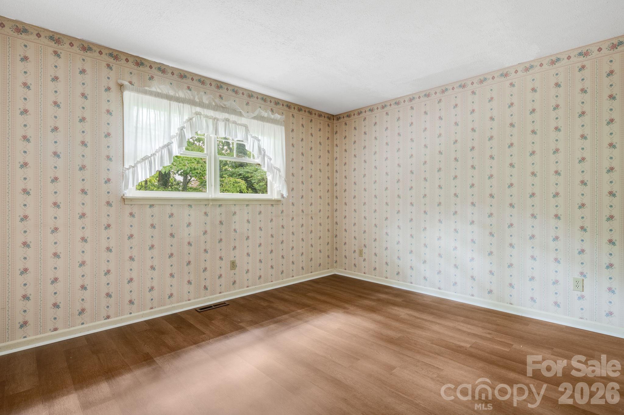 636 Goldview Drive — Hendersonville