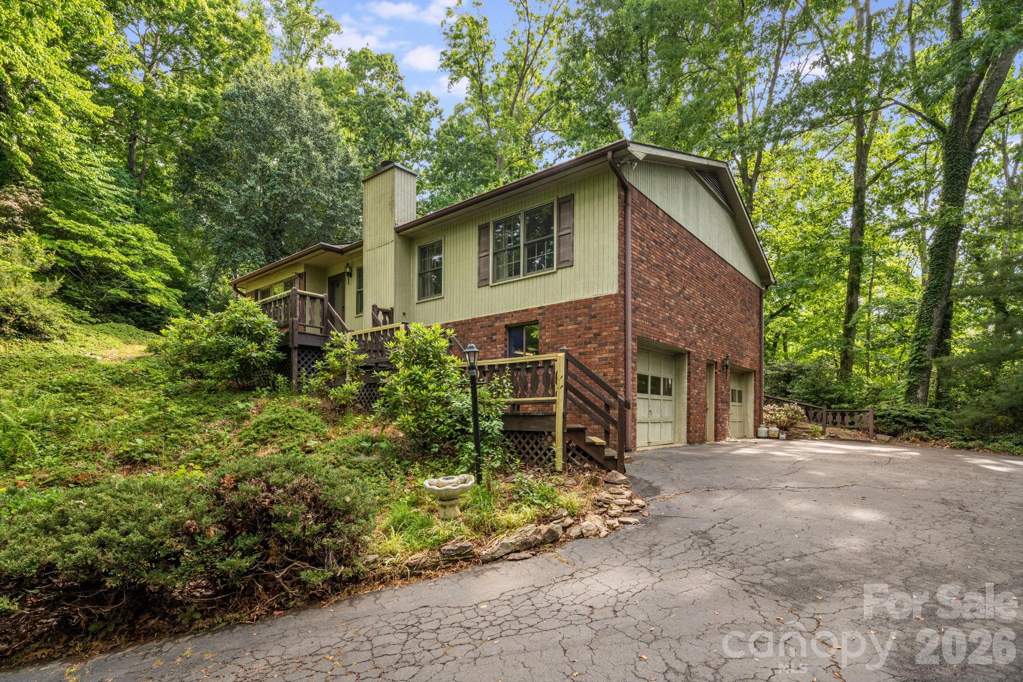 636 Goldview Drive — Hendersonville