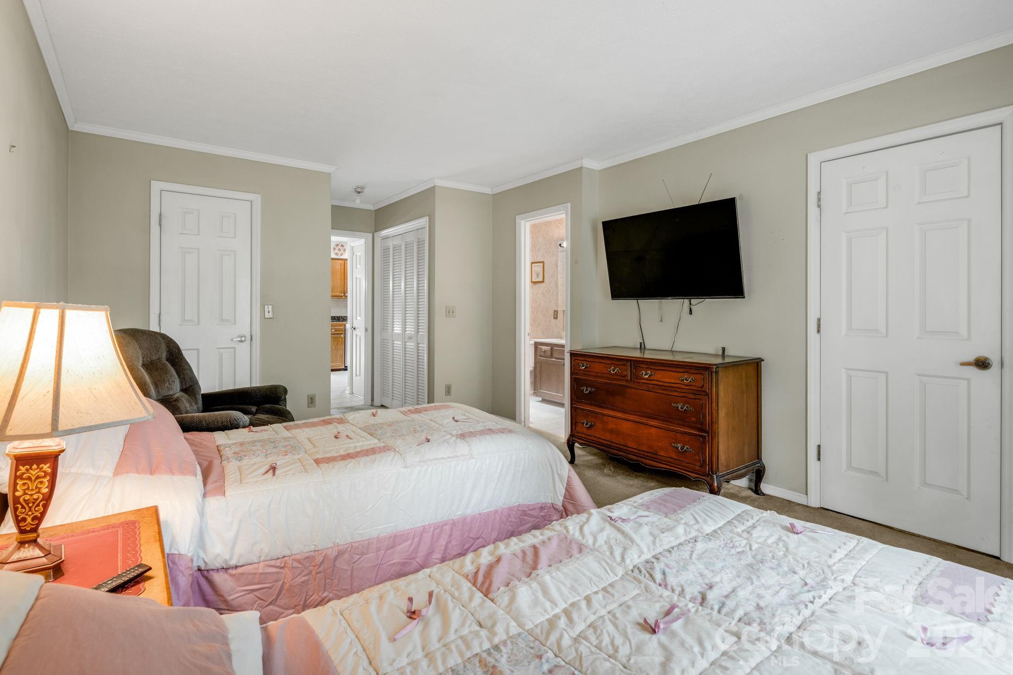 636 Goldview Drive — Hendersonville