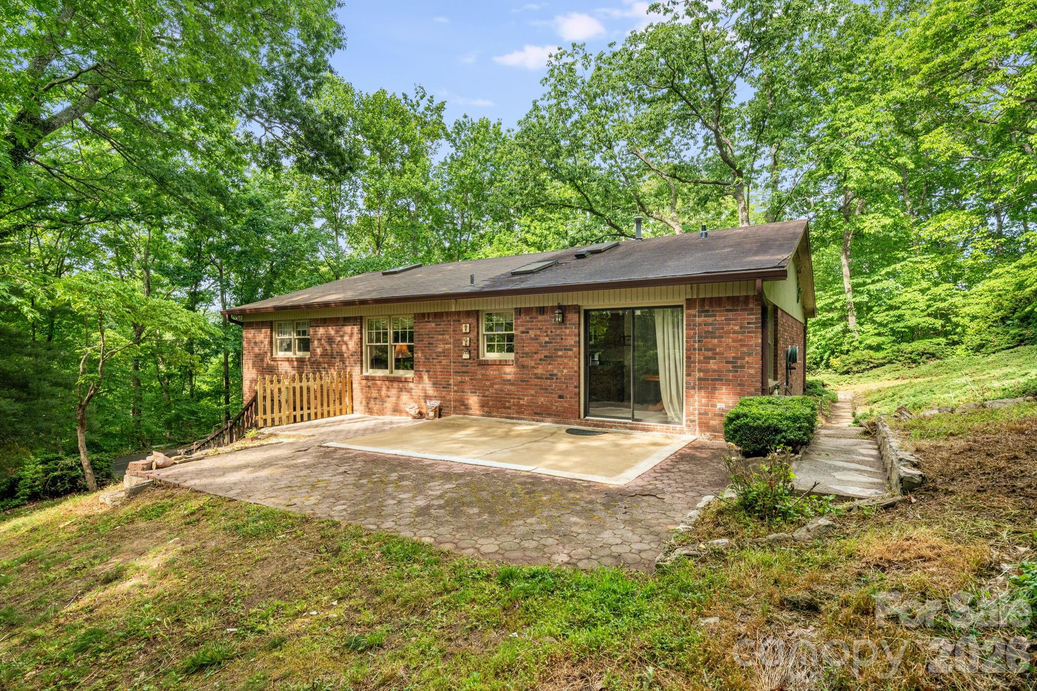 636 Goldview Drive — Hendersonville