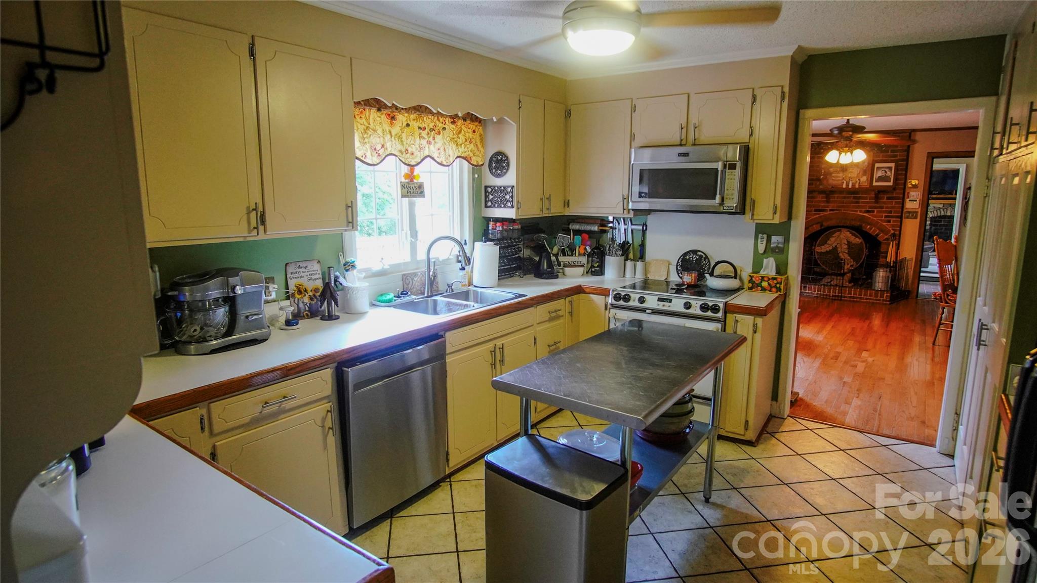 204 Old Stagecoach Road — Lawndale