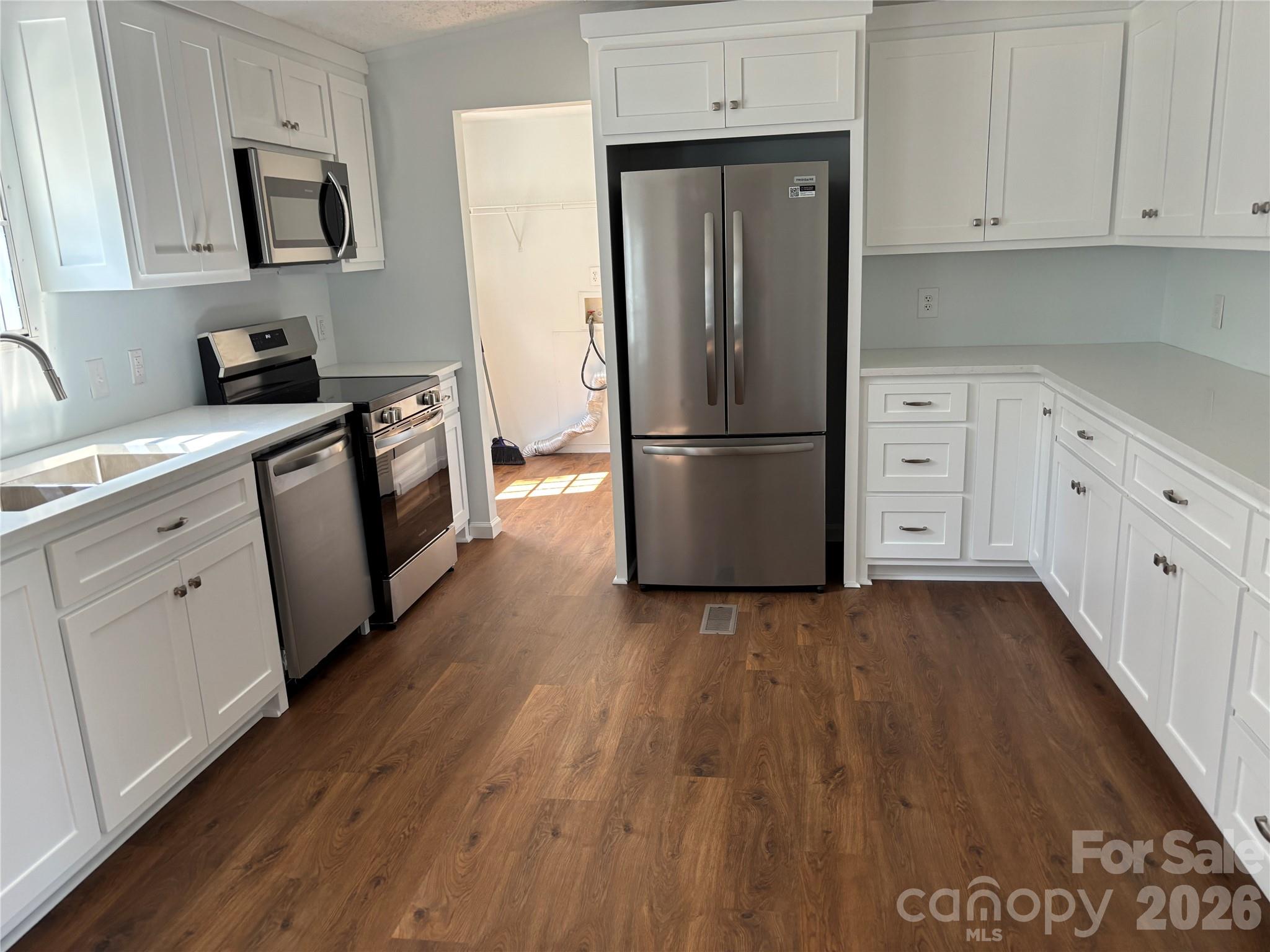 559 School Drive — Taylorsville