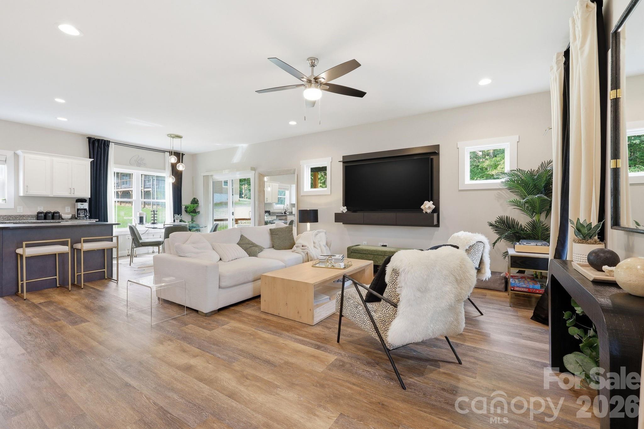 27 Ben Lippen Road — Asheville