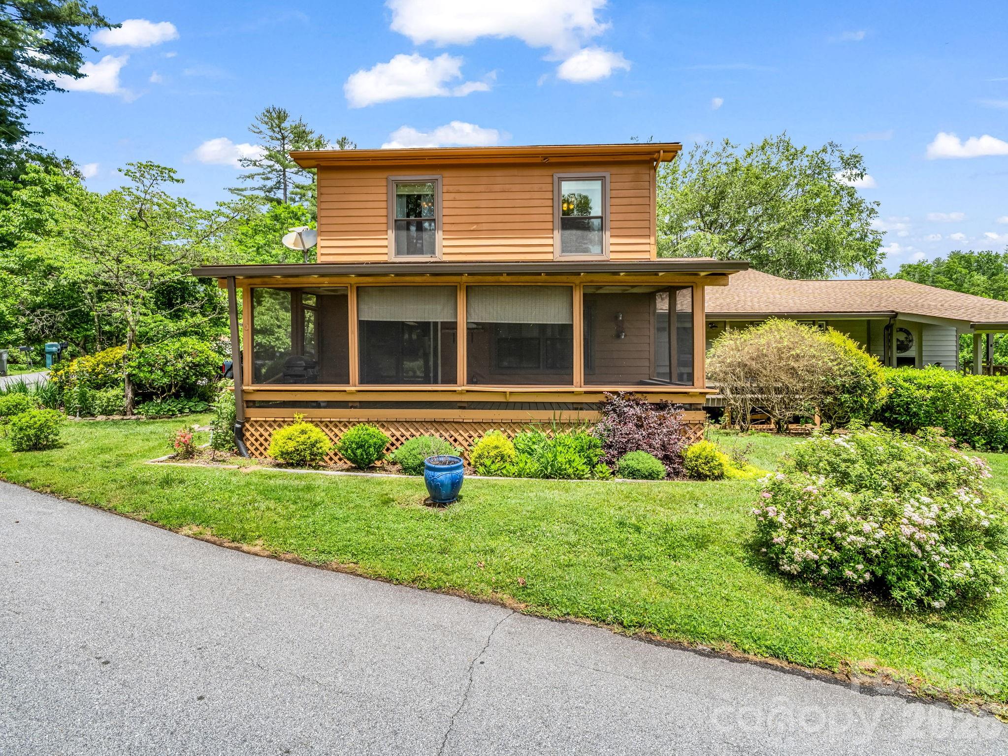 117 Willow Way — Hendersonville