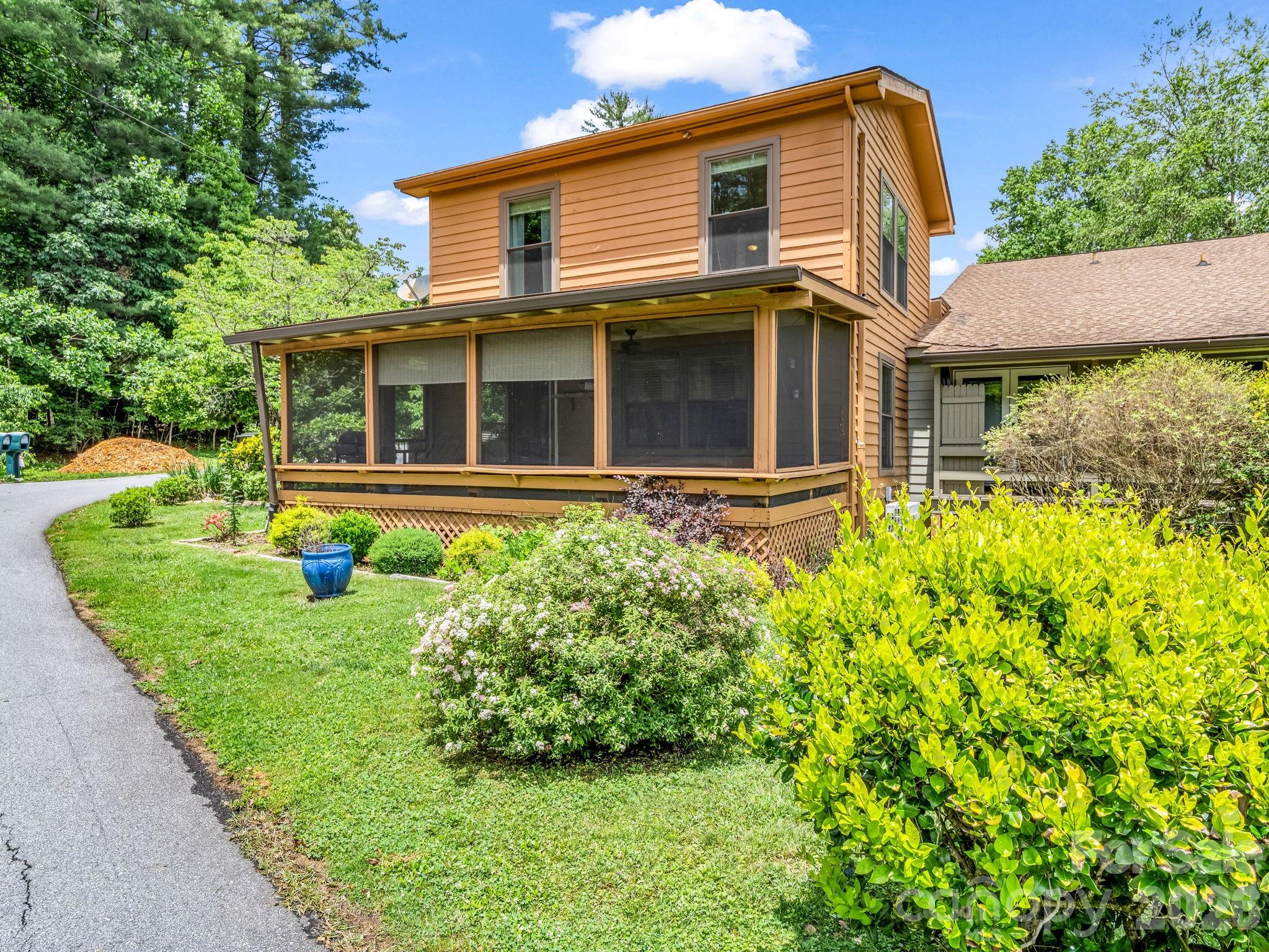 117 Willow Way — Hendersonville