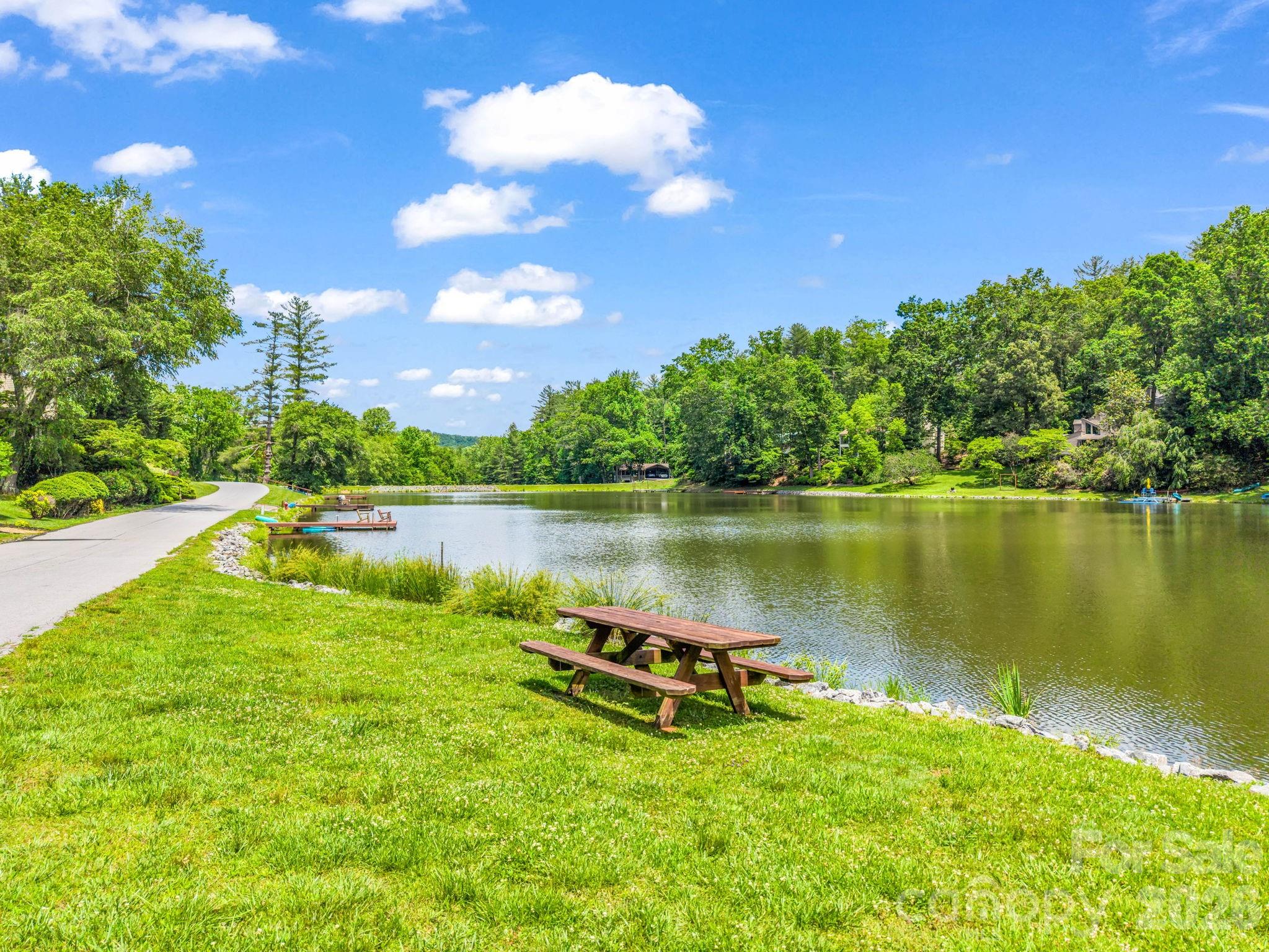 117 Willow Way — Hendersonville