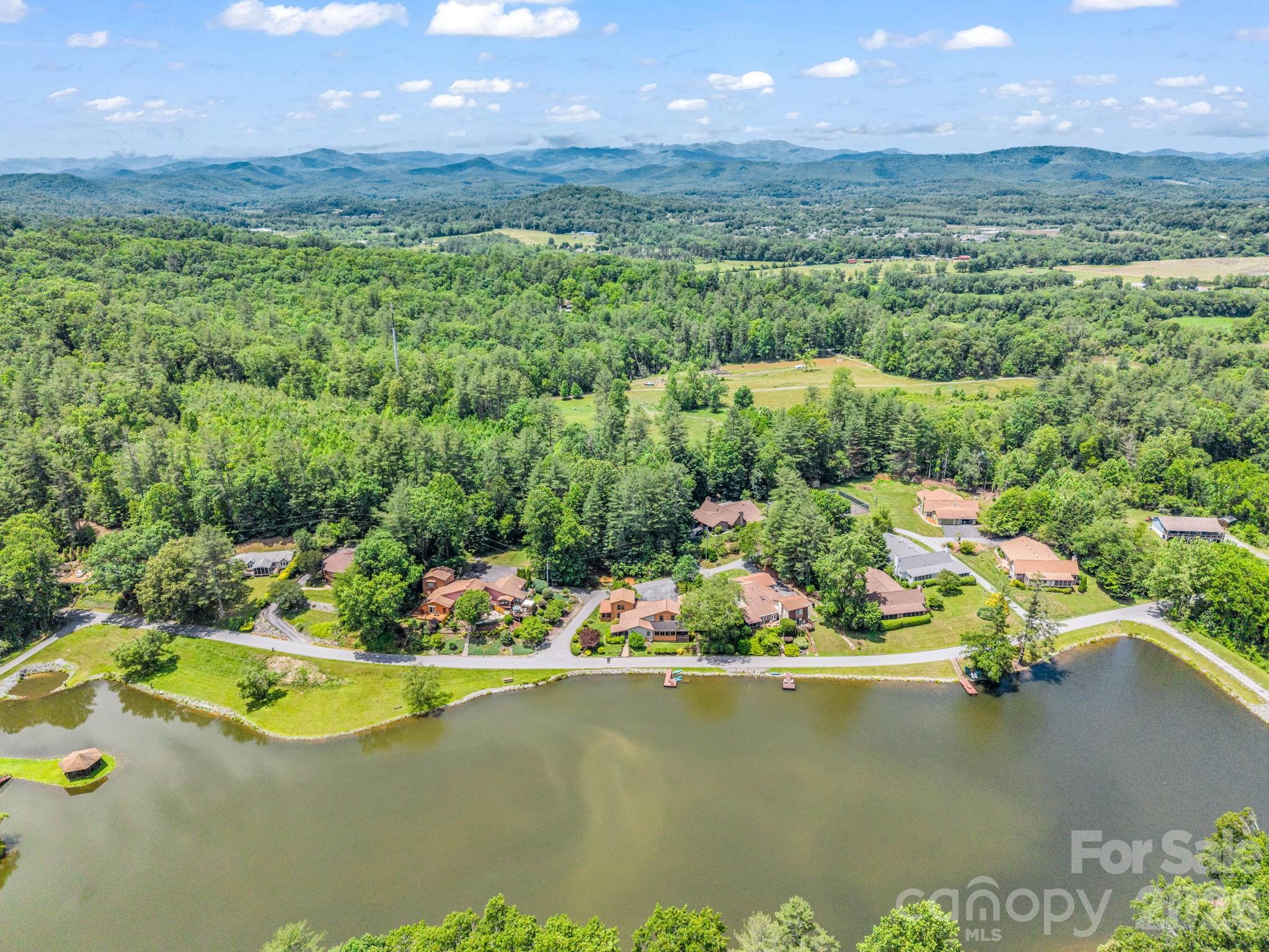 117 Willow Way — Hendersonville