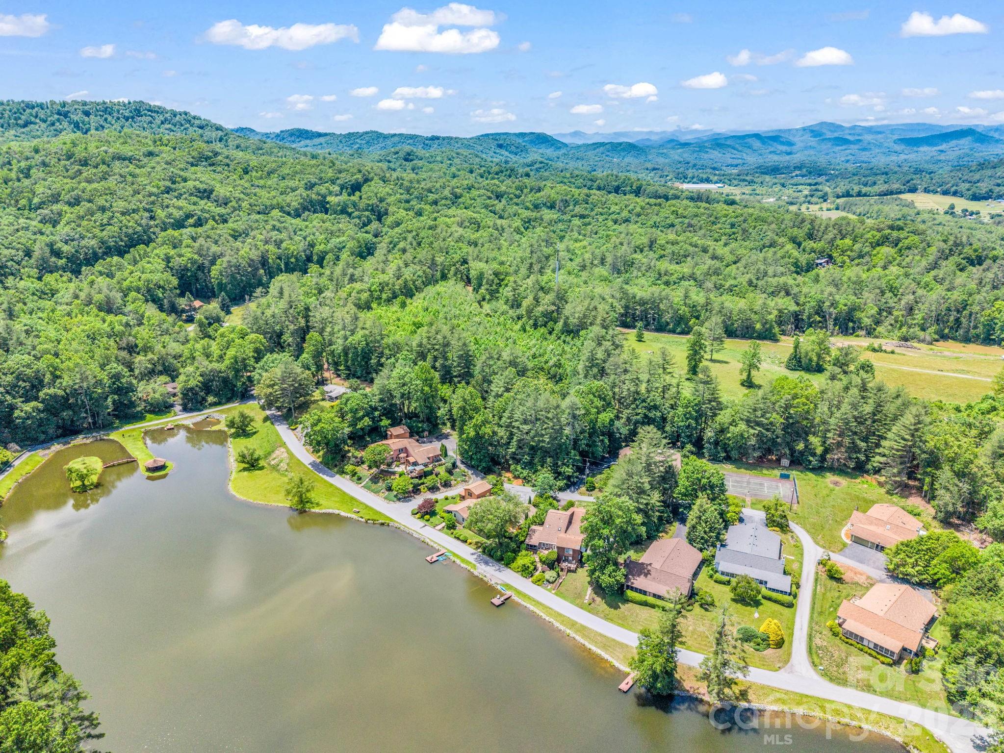 117 Willow Way — Hendersonville