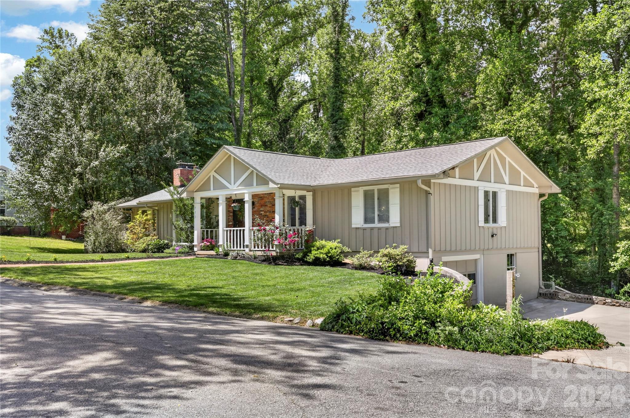 711 Oak Terrace Lane — Hendersonville