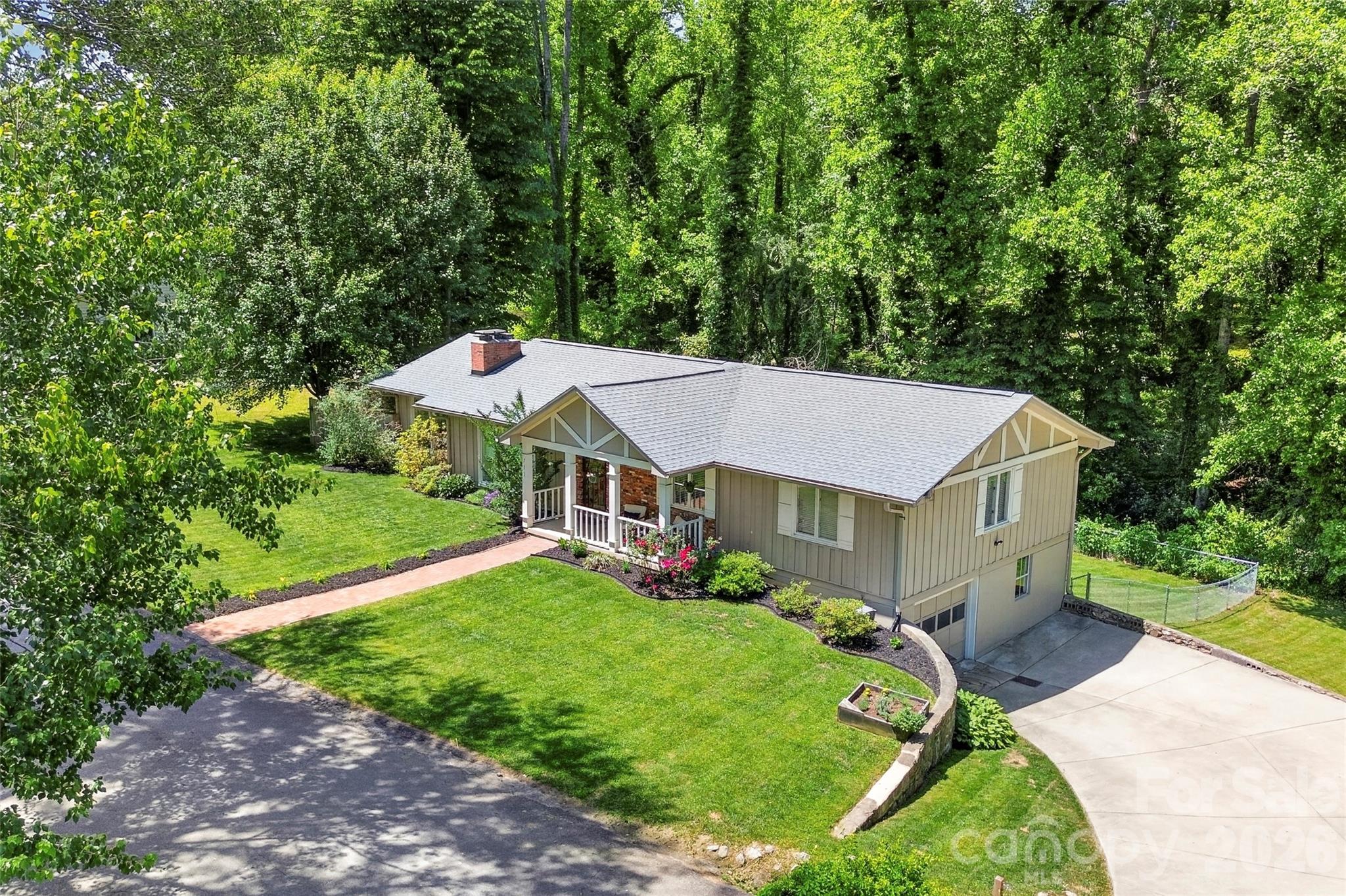 711 Oak Terrace Lane — Hendersonville
