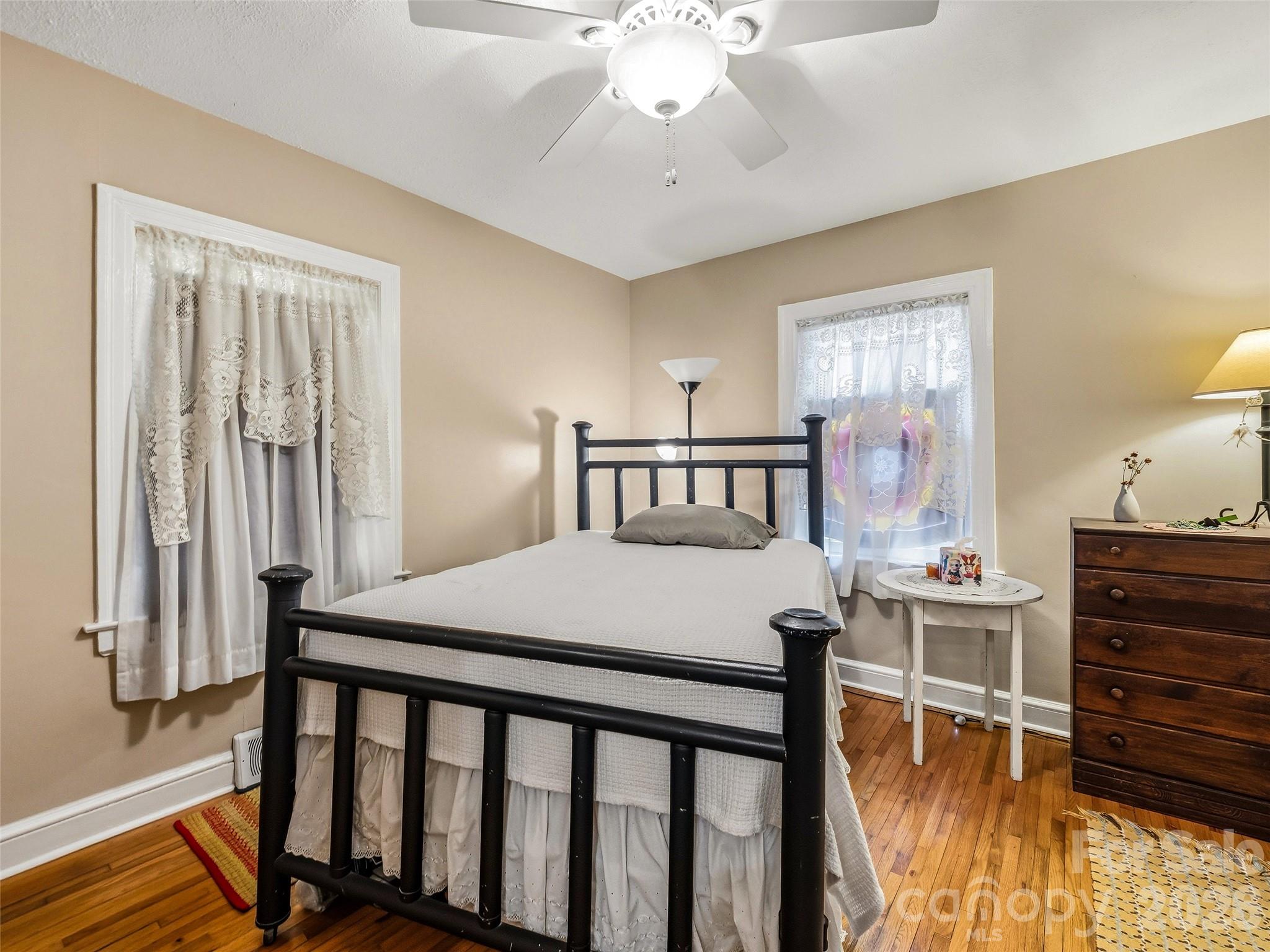 28 Canterbury Road — Asheville