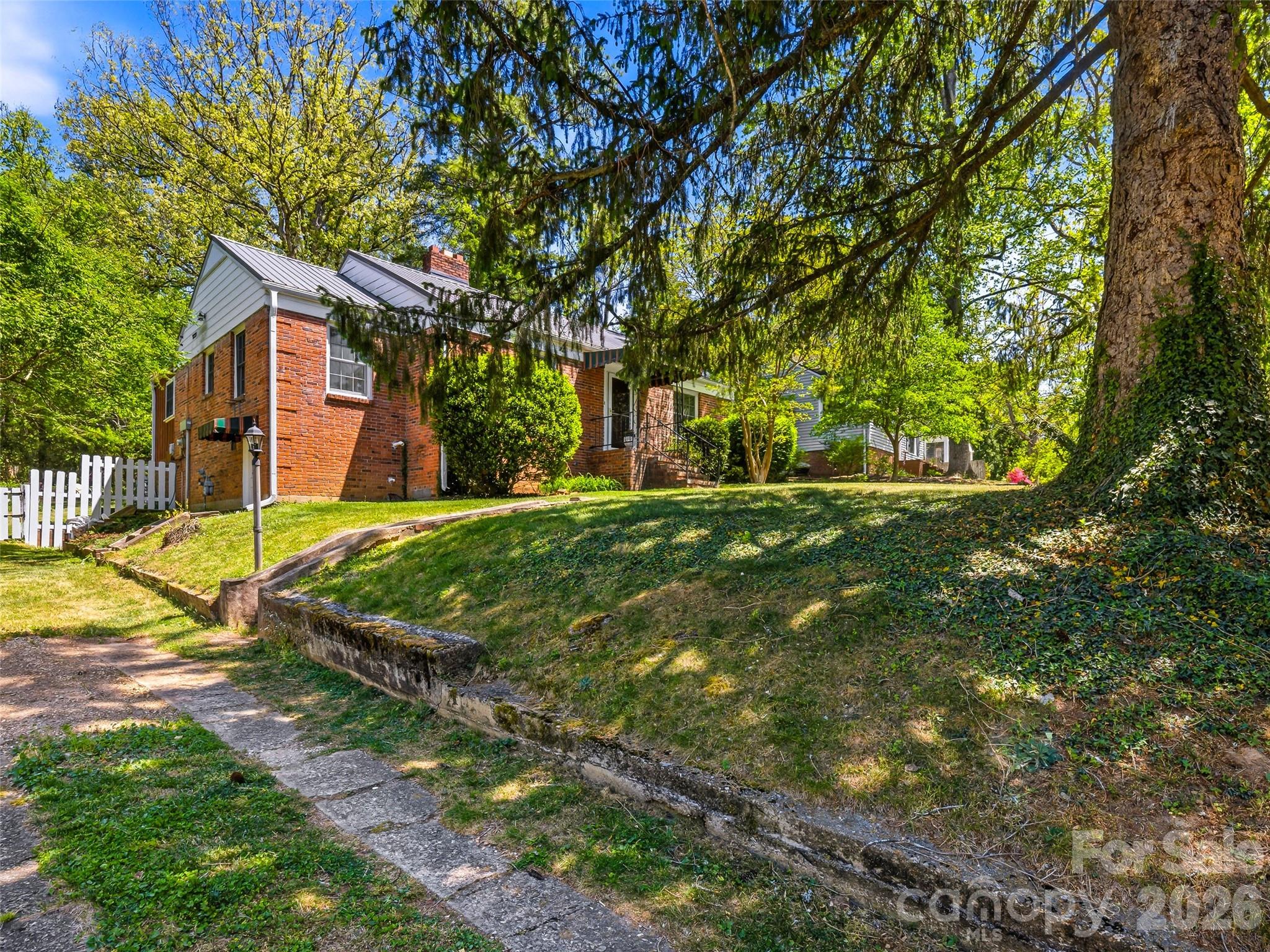28 Canterbury Road — Asheville