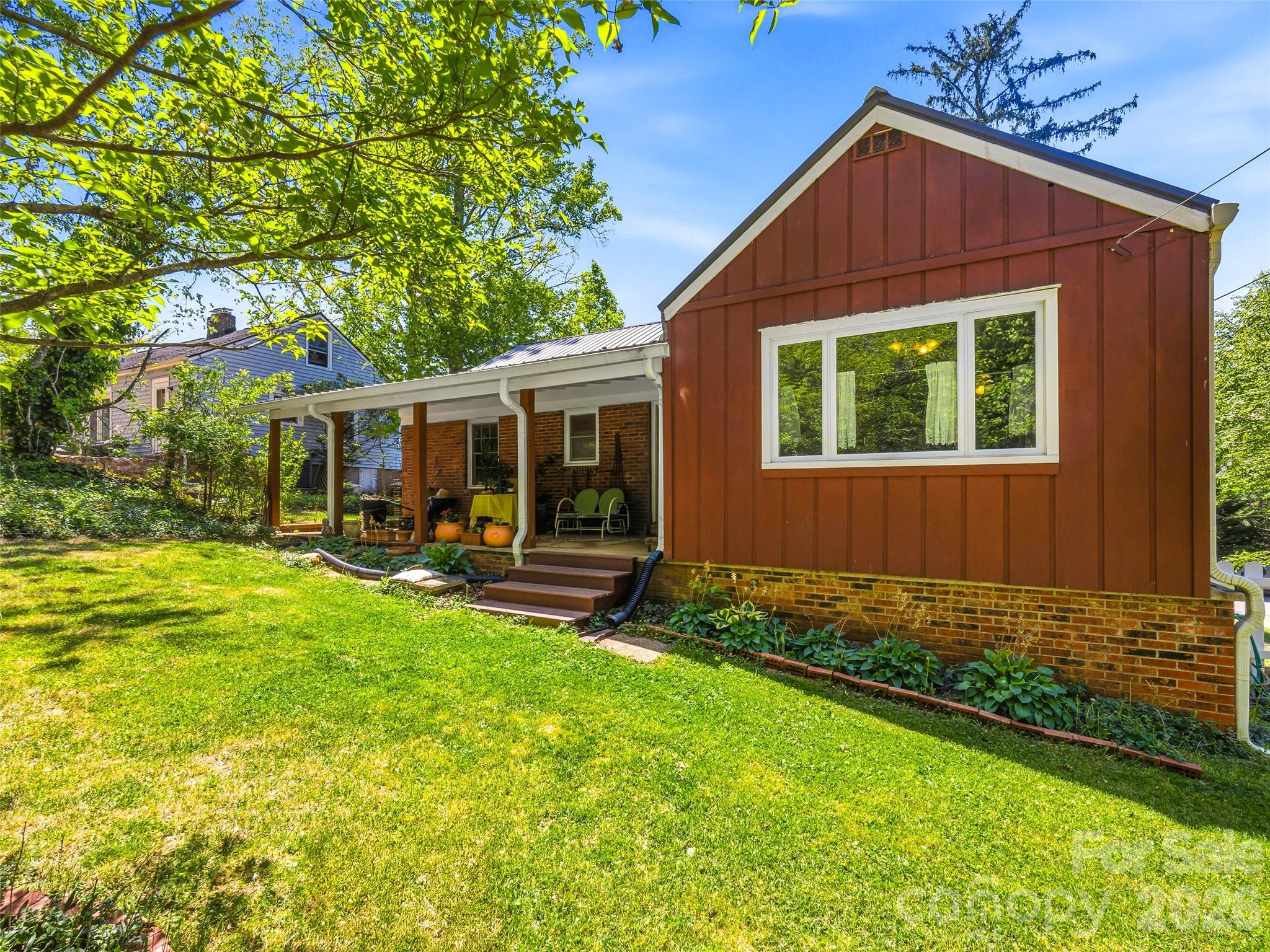 28 Canterbury Road — Asheville
