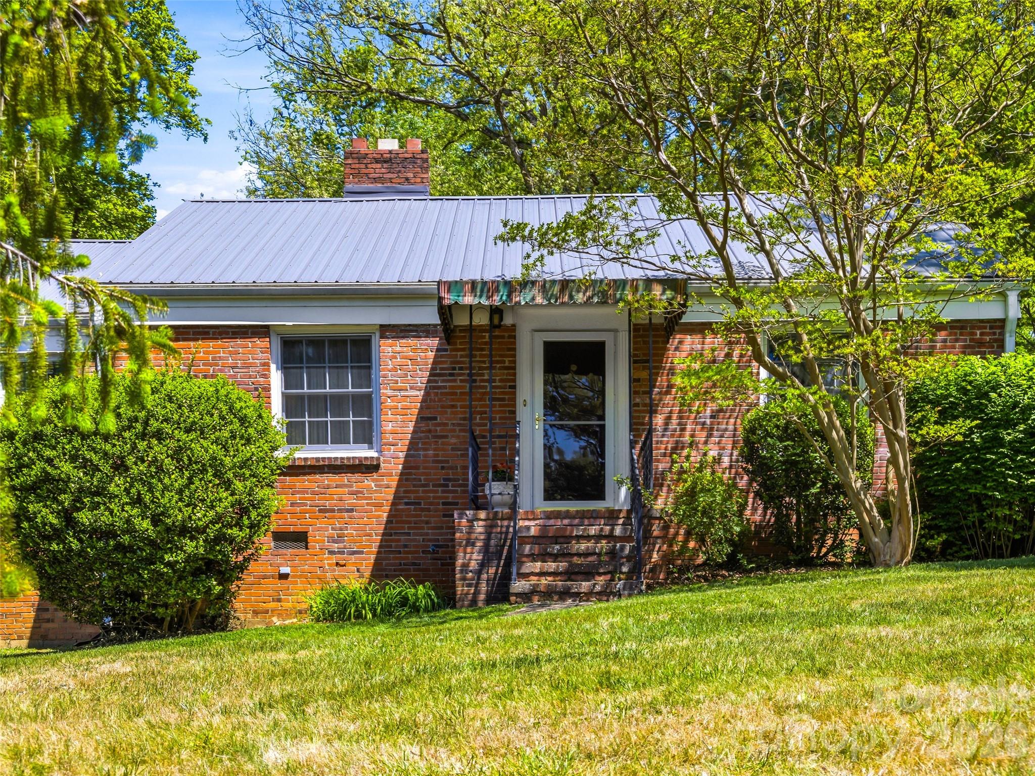 28 Canterbury Road — Asheville
