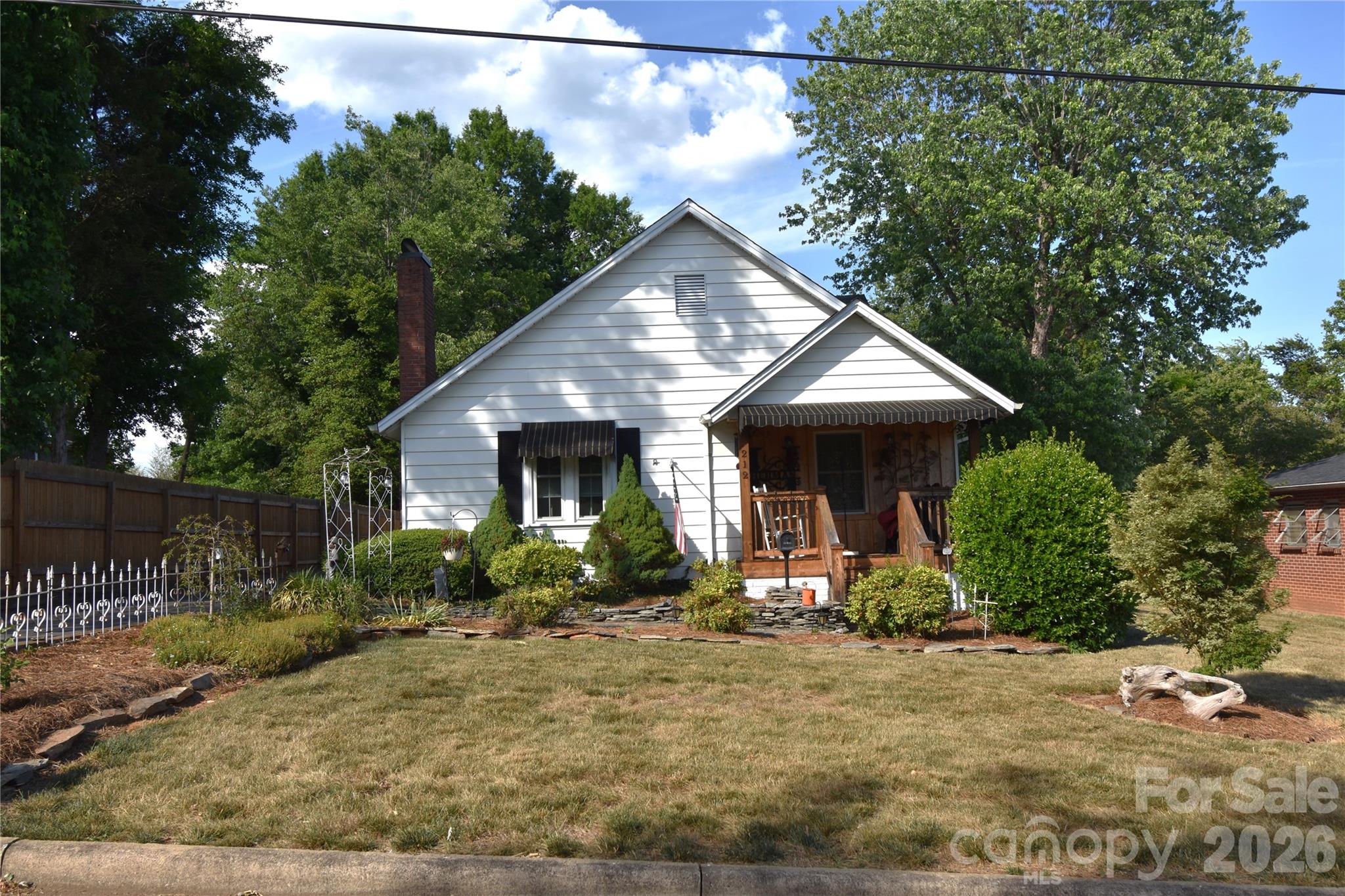 212 Sharon Avenue NW — Lenoir