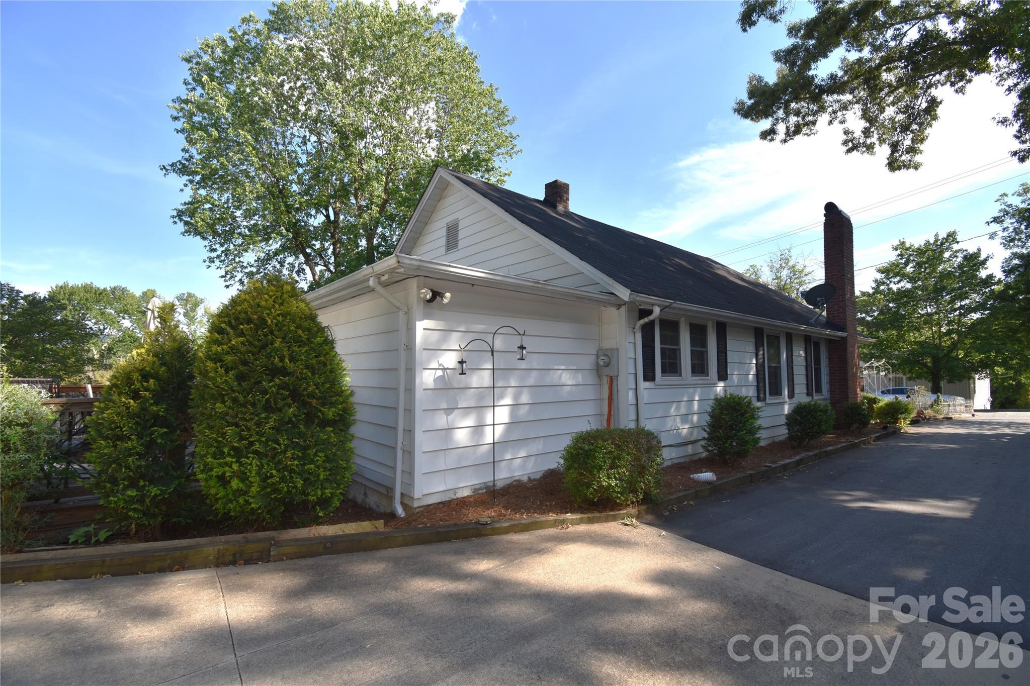 212 Sharon Avenue NW — Lenoir
