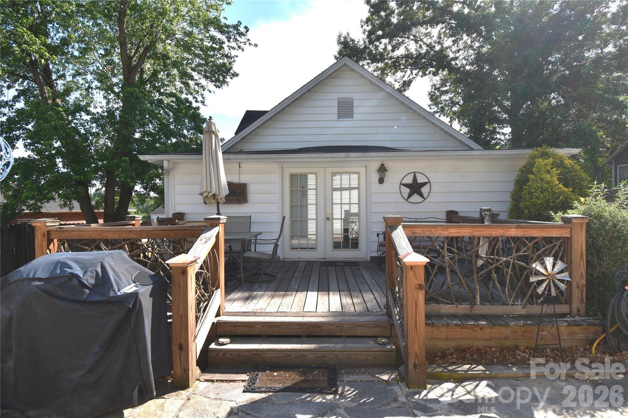 212 Sharon Avenue NW — Lenoir