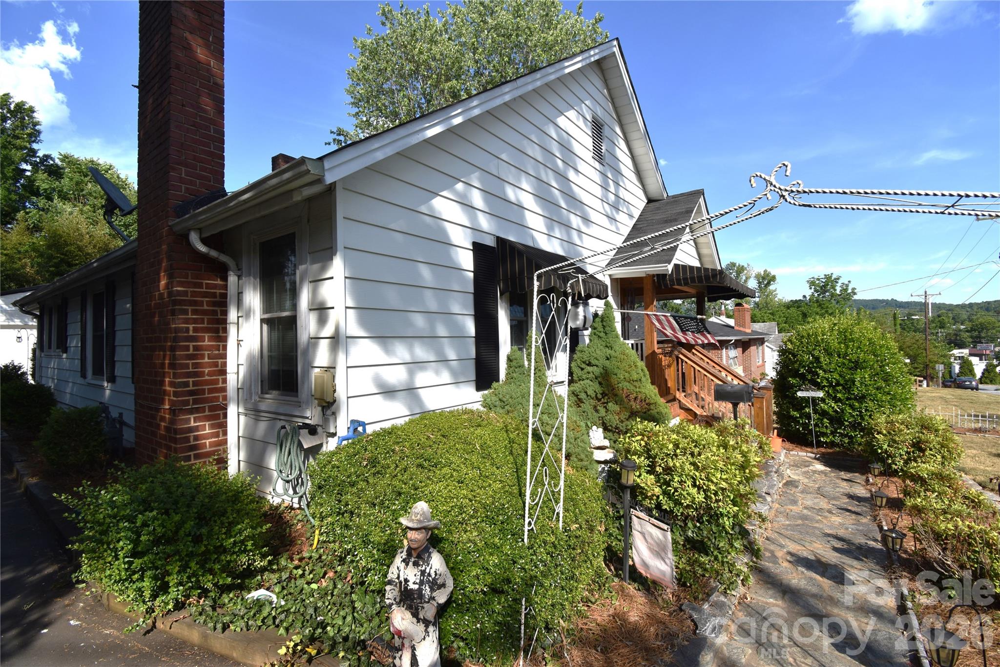 212 Sharon Avenue NW — Lenoir