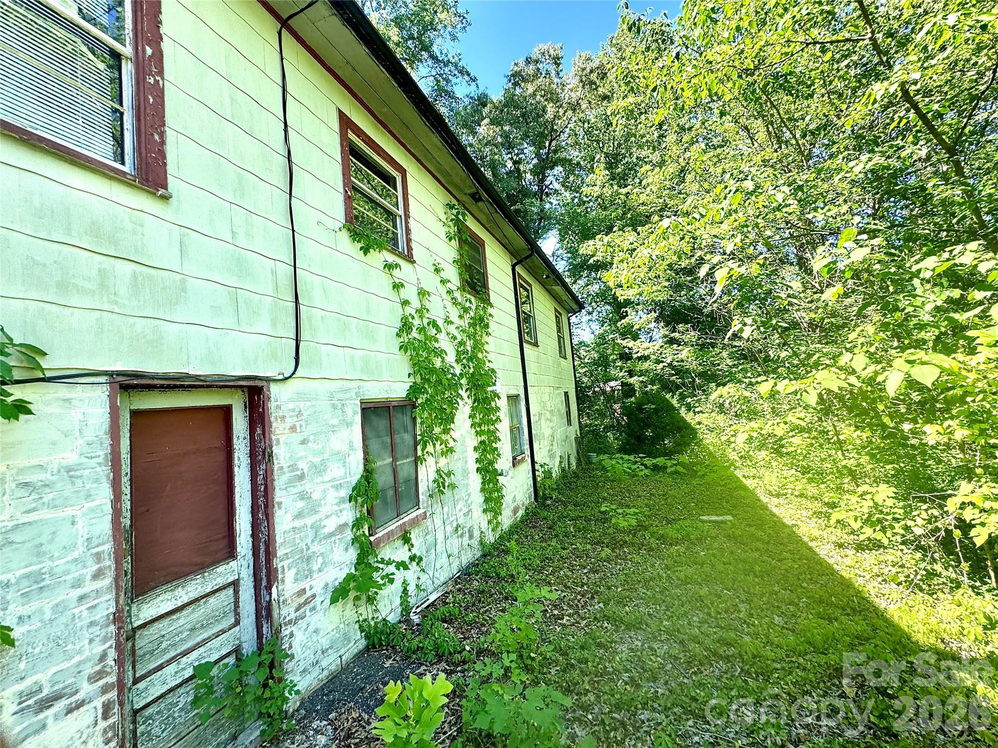 141 10th Avenue SE — Hickory