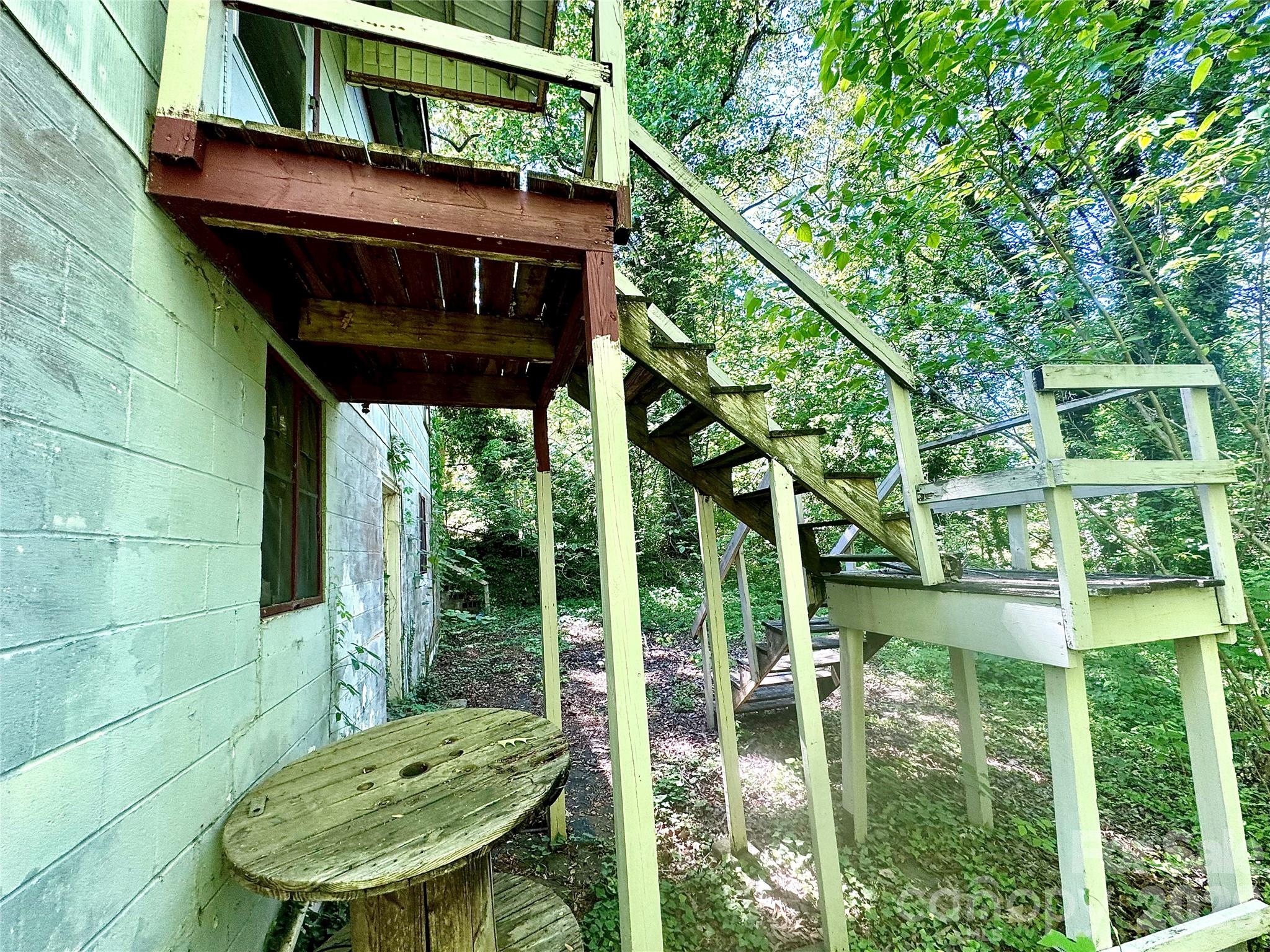 141 10th Avenue SE — Hickory