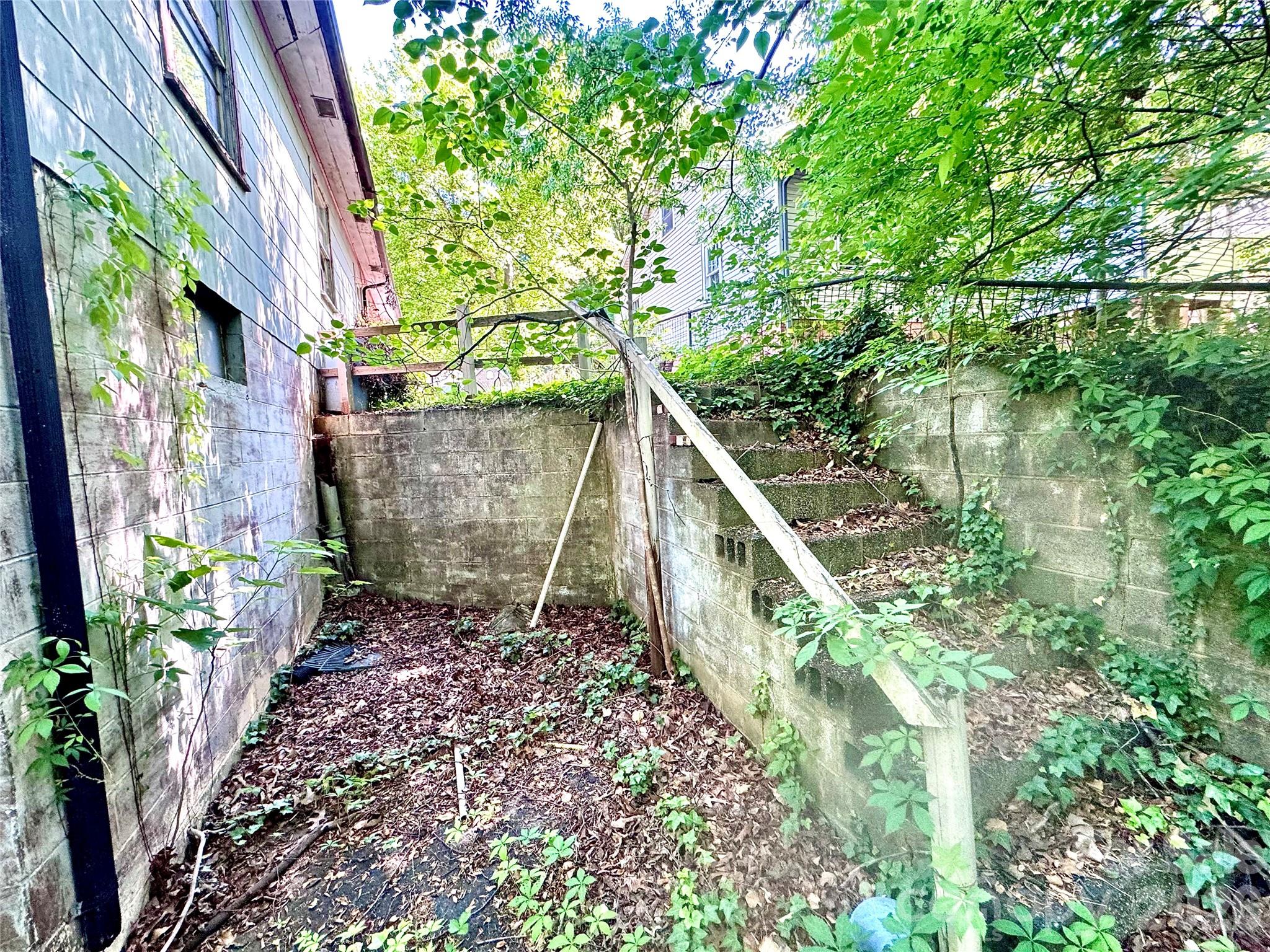 141 10th Avenue SE — Hickory