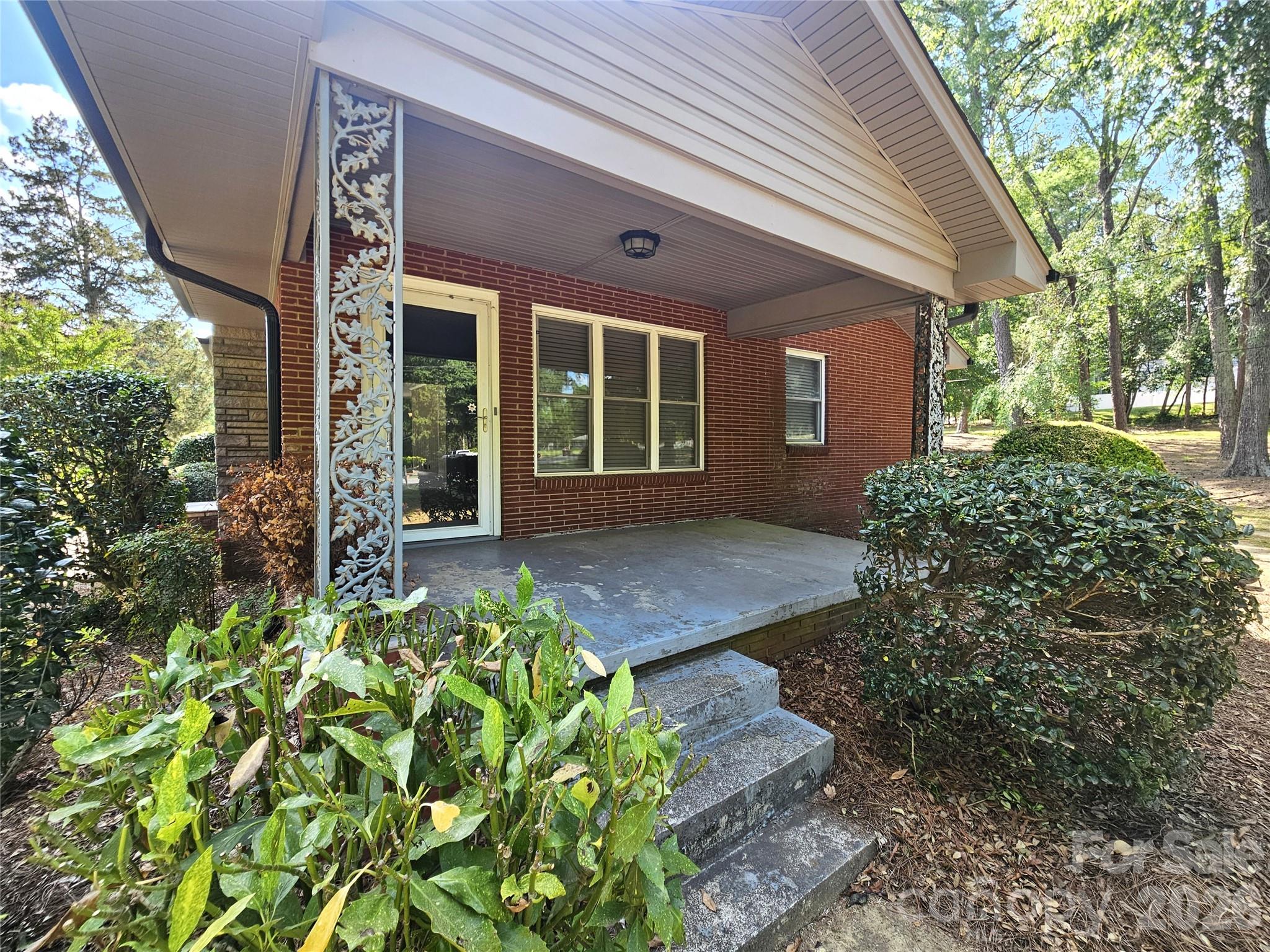 557 Goldmoor Drive NE — Concord
