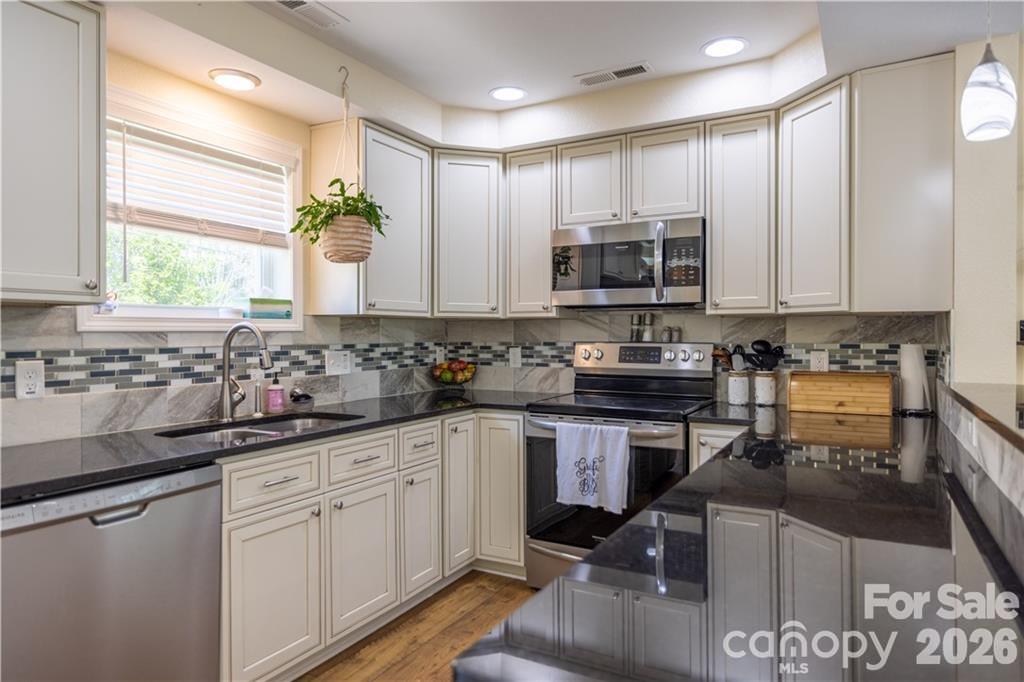 101 Towne Place — Clyde