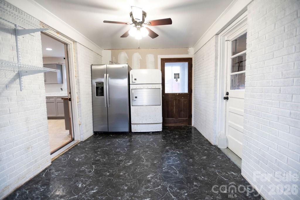 2727 N Moore Road — Robbins