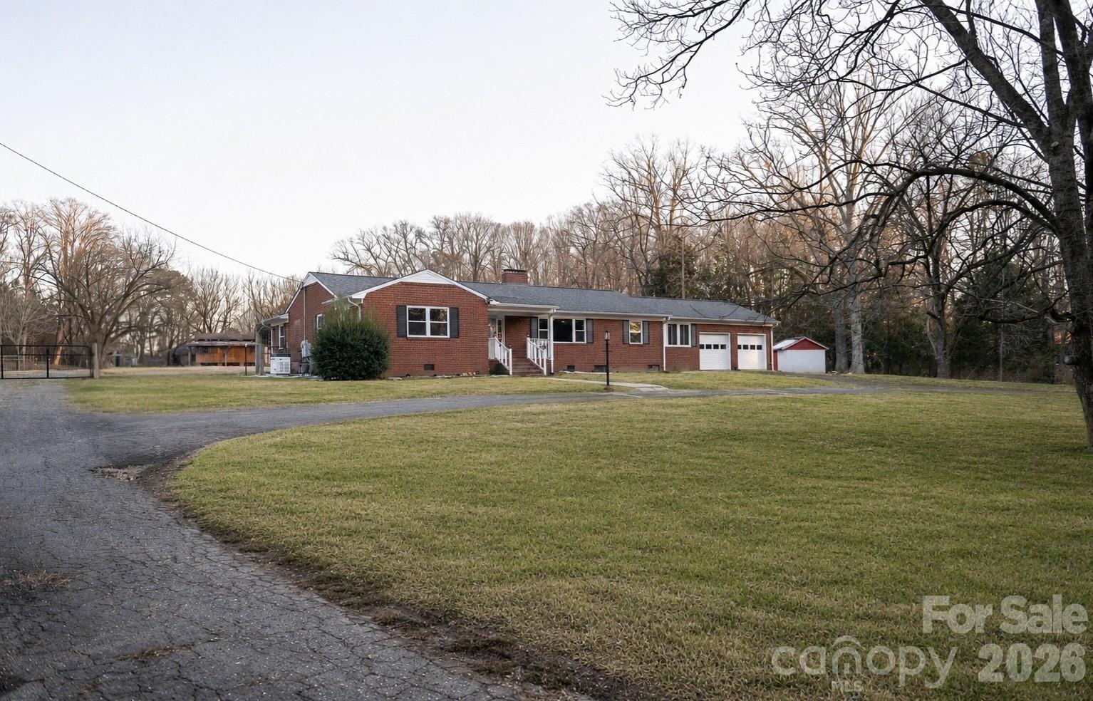 2727 N Moore Road — Robbins