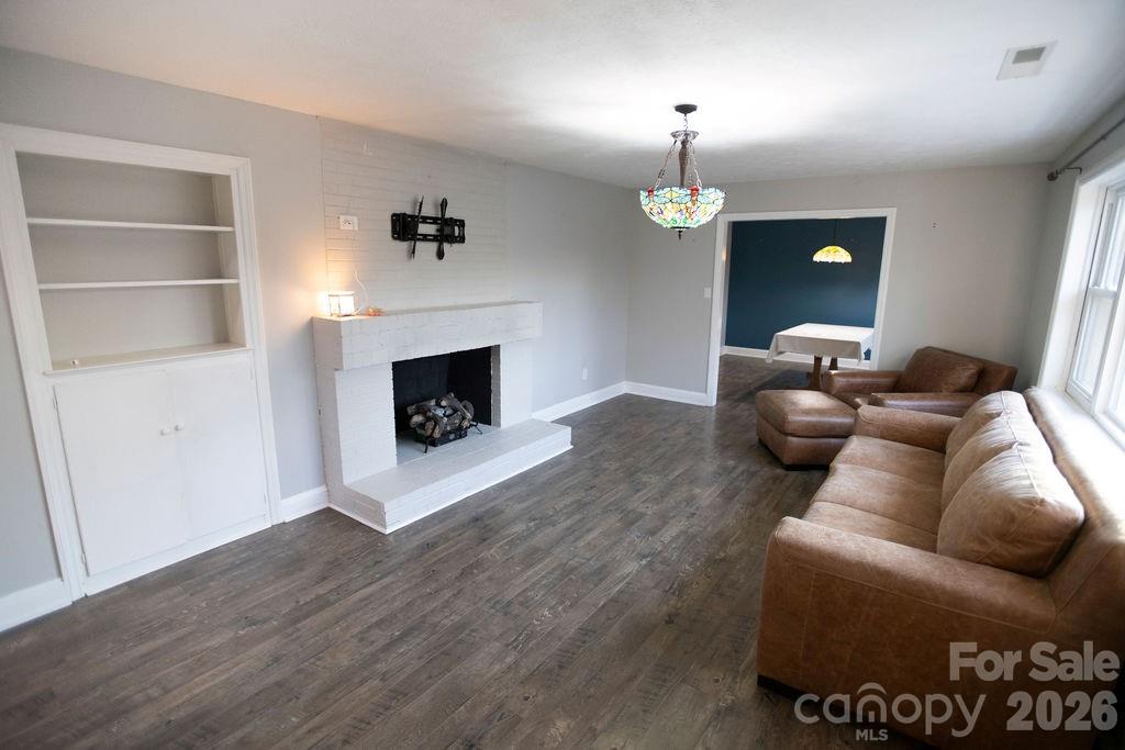 2727 N Moore Road — Robbins