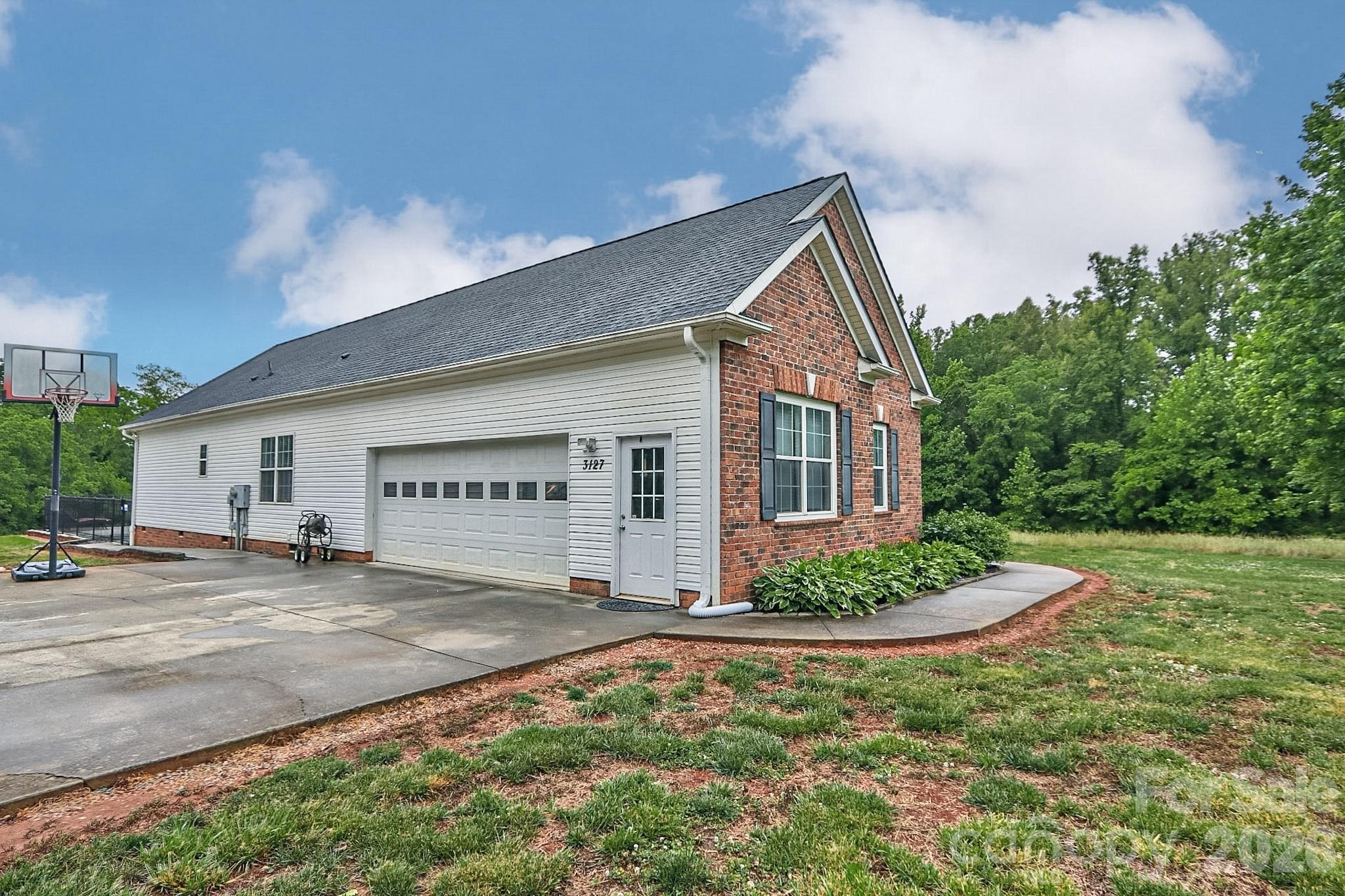 3127 Yorkshire Lane — Boonville