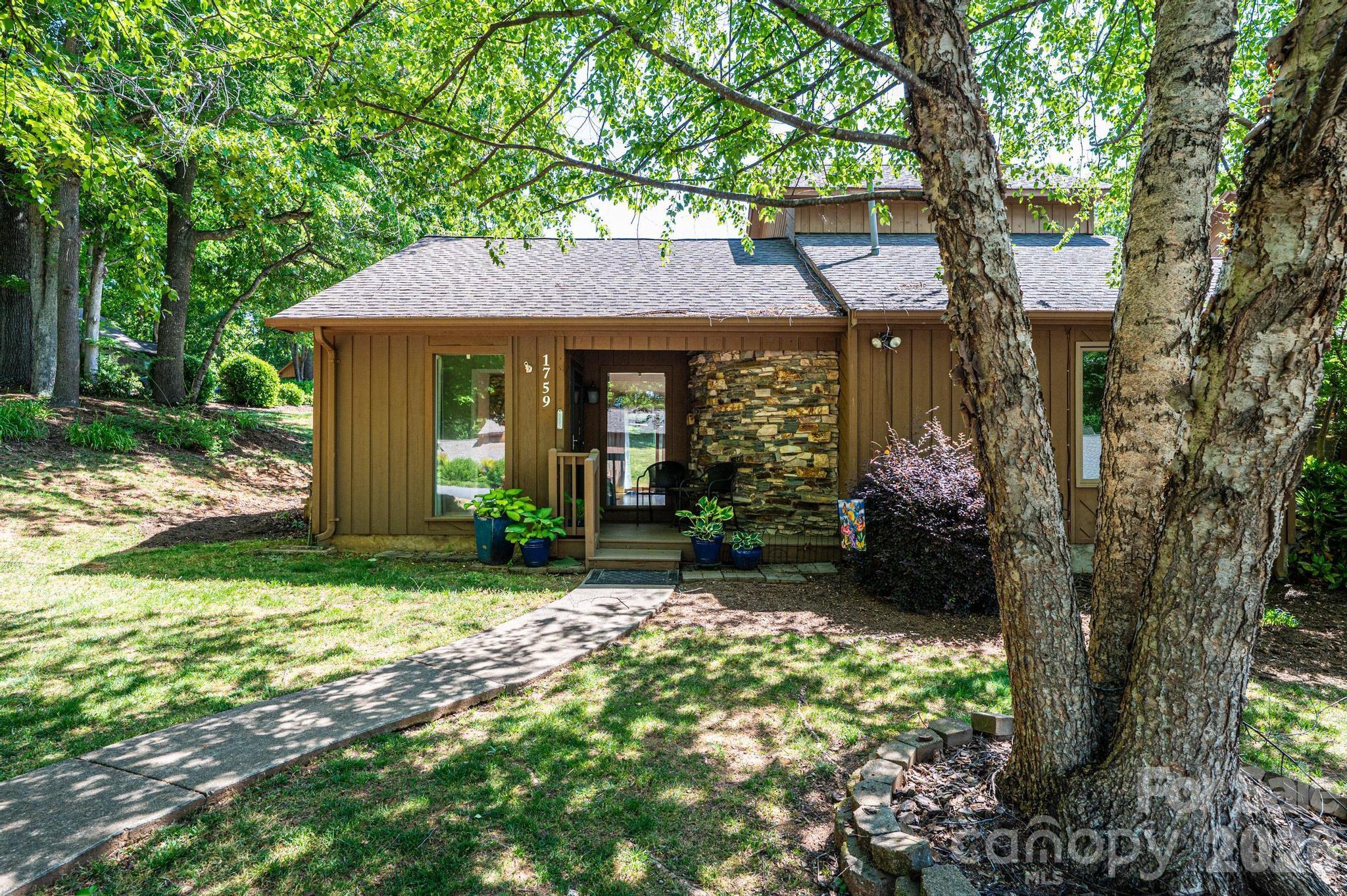 1759 12th Street NE — Hickory