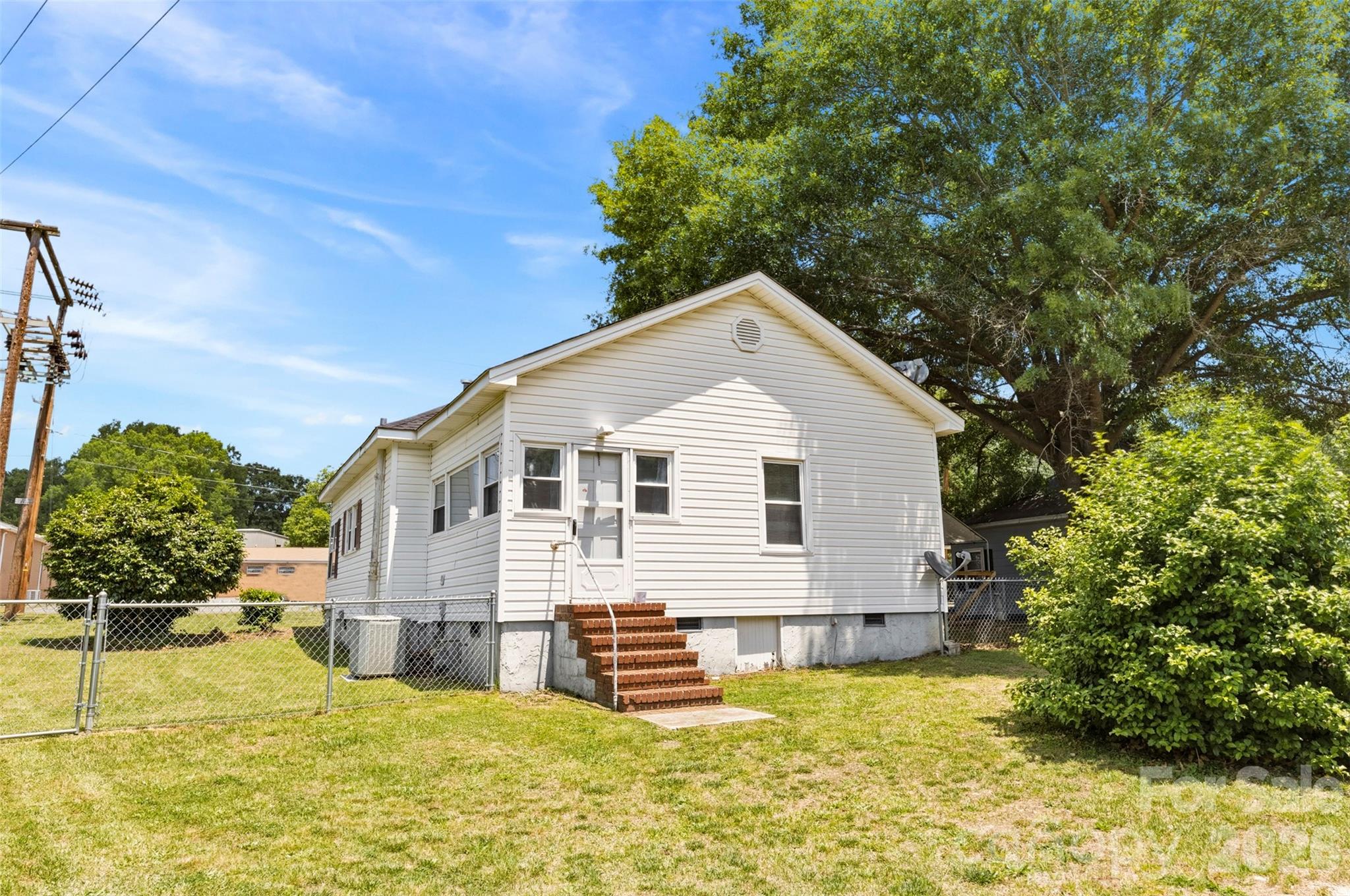 204 Hampshire Lane — Clover