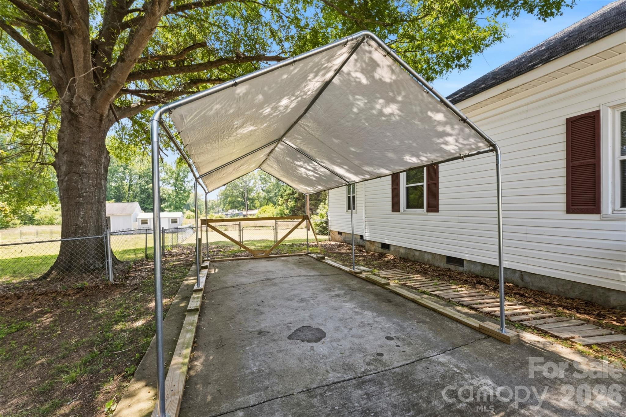 204 Hampshire Lane — Clover