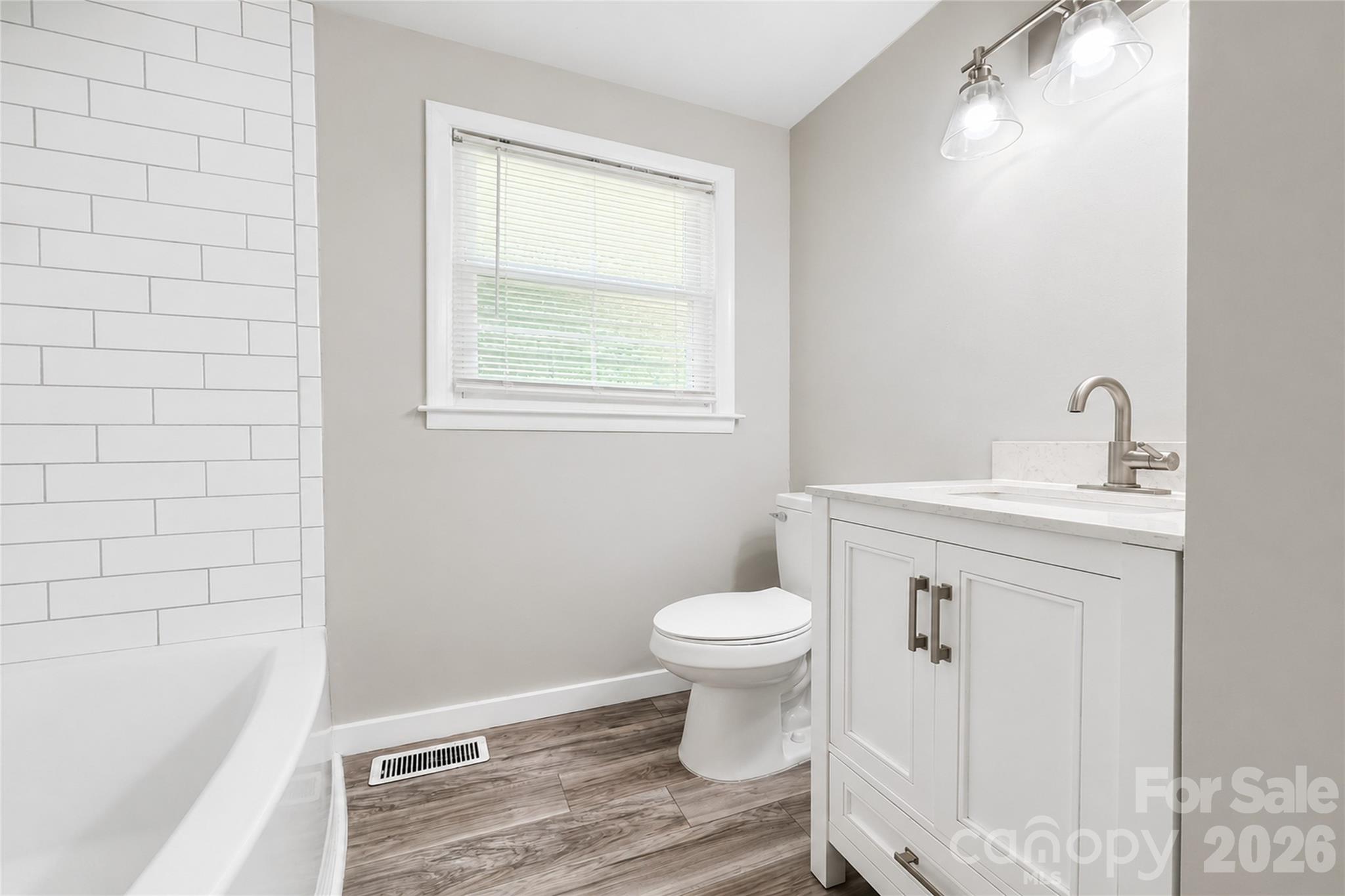 2121 24th Street NE — Hickory
