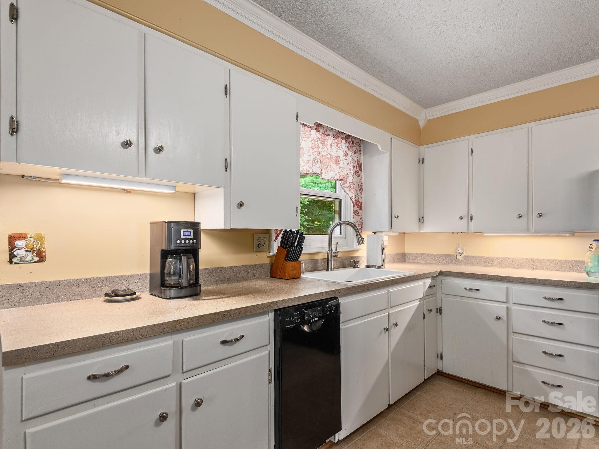 112 Lyndale Road — Hendersonville
