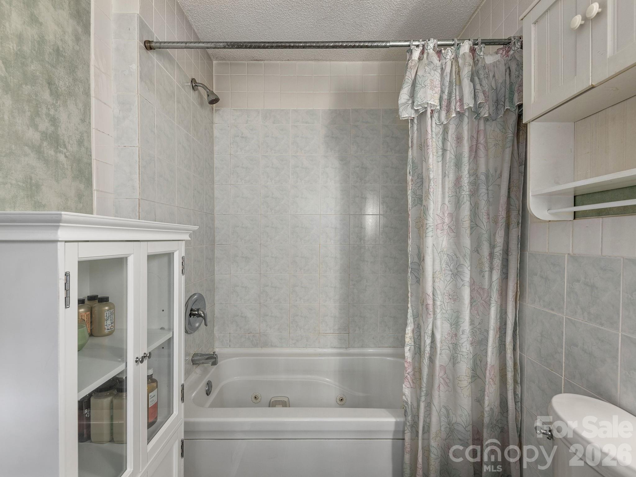 112 Lyndale Road — Hendersonville