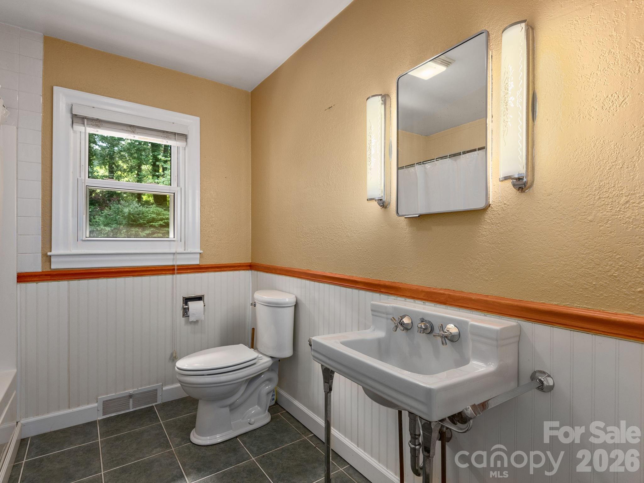 112 Lyndale Road — Hendersonville