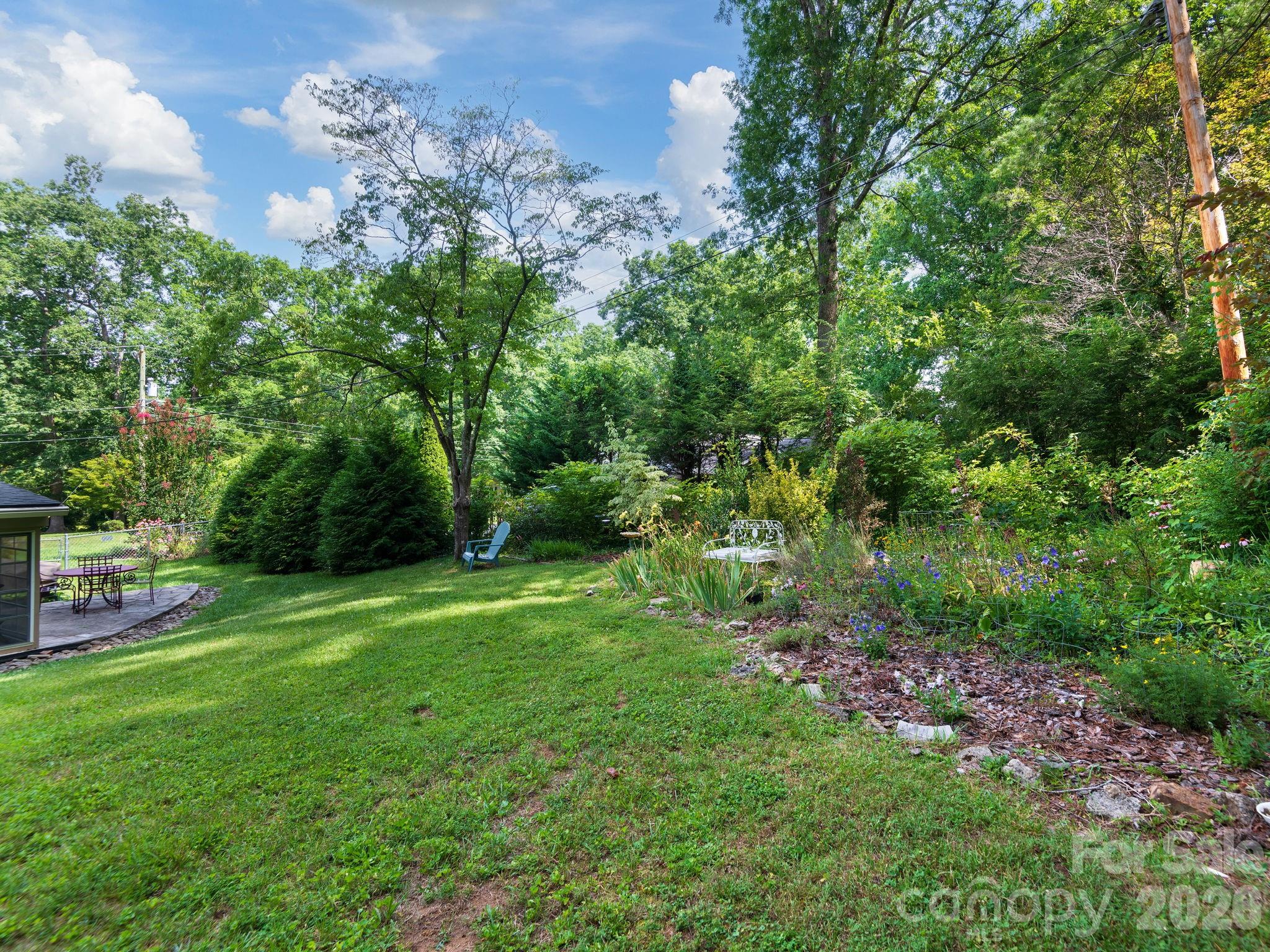 112 Lyndale Road — Hendersonville