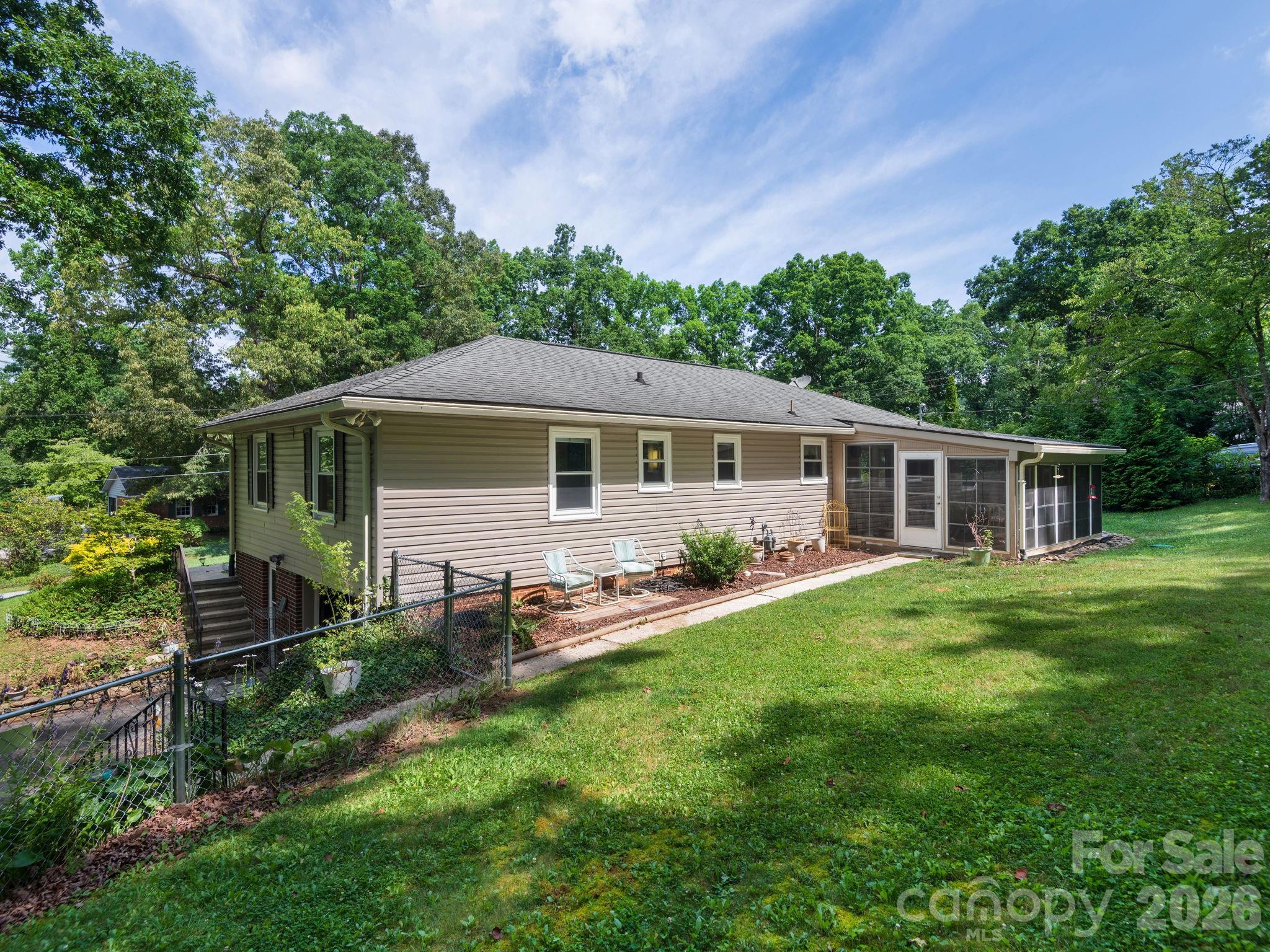 112 Lyndale Road — Hendersonville